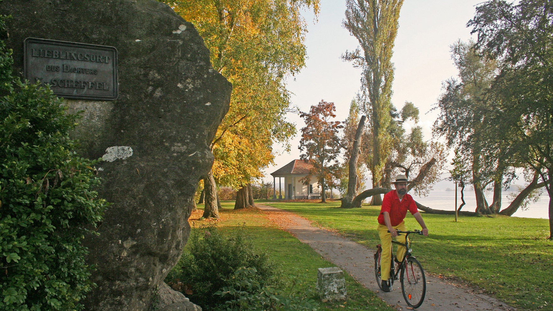 Ein Radler am Scheffelfelsen