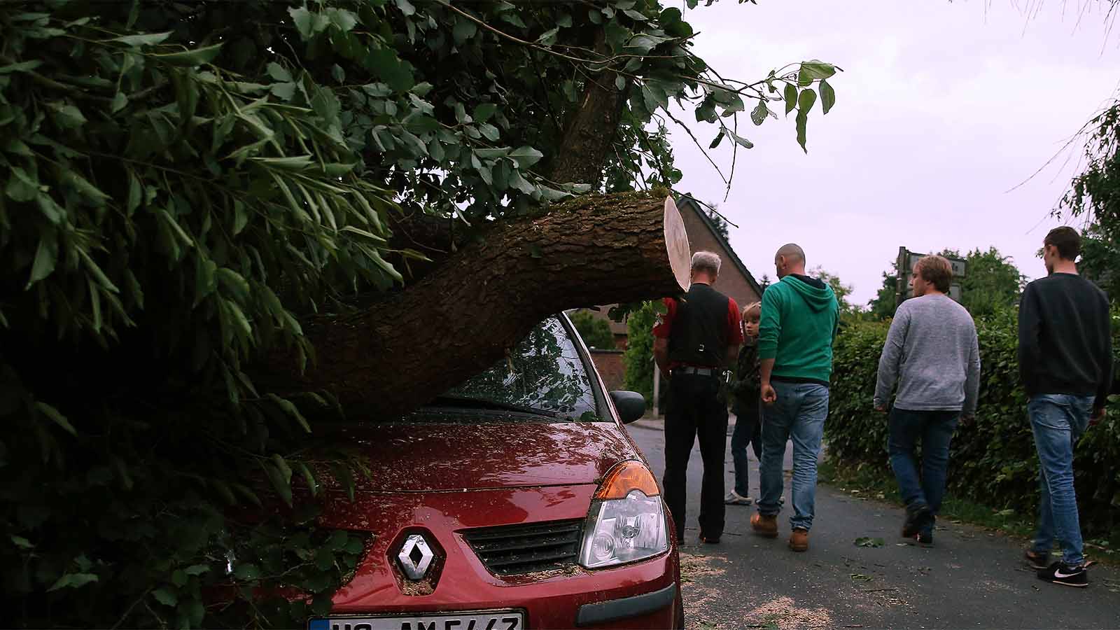 Der Tornado tauchte am Mittwochabenb kurz vor 18 Uhr im Ortsteil Boisheim auf.
