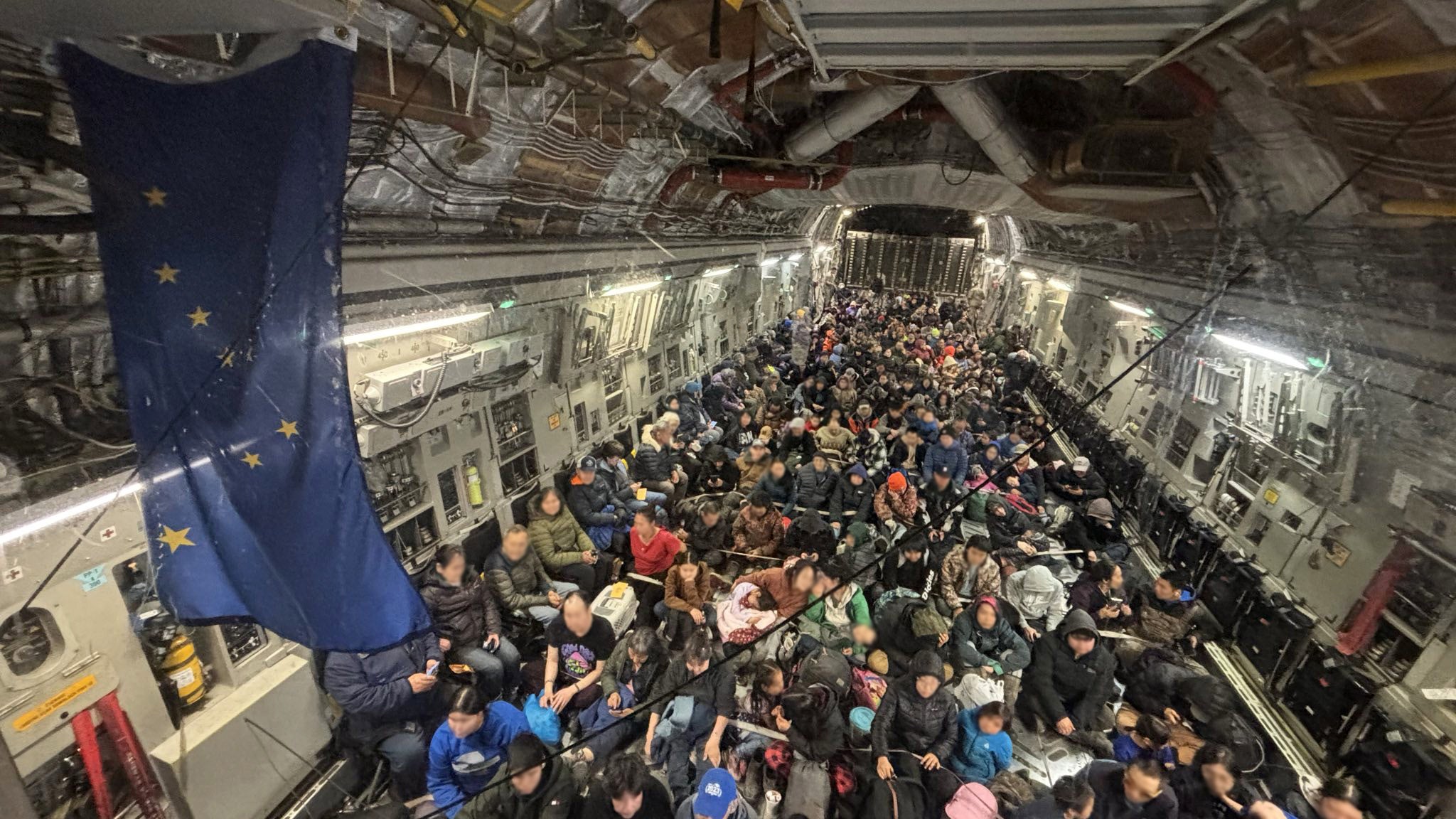 L'equipaggio del C-17 Globemaster III della Guardia Nazionale Aerea dell'Alaska, assegnato al 176° Stormo, evacua circa 300 sfollati residenti nell'Alaska occidentale da Bethel, in Alaska, in seguito al tifone Halong, il 15 ottobre 2025. Il Centro Operativo di Emergenza Statale e l'Alaska Organizzata Milizia continuano a coordinare le operazioni di risposta in seguito alla violenta tempesta che ha colpito la costa occidentale dell'Alaska. (Foto della Guardia Nazionale dell'Alaska del sergente Joseph Moon) Questa foto è stata modificata per motivi di privacy sfocando i volti.
