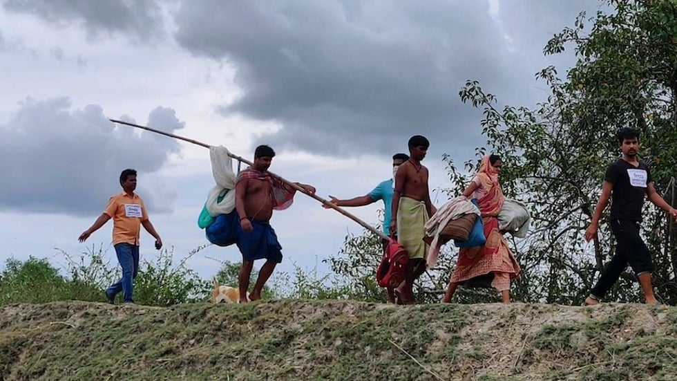 Evacuating TC Amphan on foot at Bakkhali, India, 5/19/20