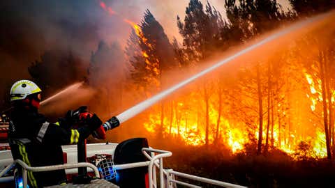 Esta foto fornecida na sexta-feira, 15 de julho de 2022, pela brigada de incêndio da região de Gironde (SDIS 33) mostra bombeiros usando mangueira para combater um incêndio perto de Landiras, sudoeste da França, quinta-feira, 14 de julho de 2022. Várias centenas de bombeiros lutaram na sexta-feira para conter dois incêndios florestais . na região de Bordeaux, no sudoeste da França, que forçou a evacuação de 10.000 pessoas e devastou mais de 7.000 hectares de terra. Altas temperaturas e ventos fortes complicaram os esforços de combate a incêndios na região, uma das várias na Europa devastadas por incêndios florestais nesta temporada. (SDIS 33 via AP)