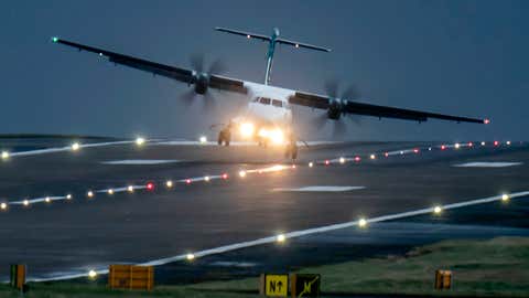 Samolot ląduje na lotnisku Leeds Bradford w Anglii, czwartek, 21 grudnia 2023 r. Oczekuje się, że sztorm Pia spowoduje zakłócenia w niektórych częściach Szkocji, północnej Anglii i Irlandii Północnej.