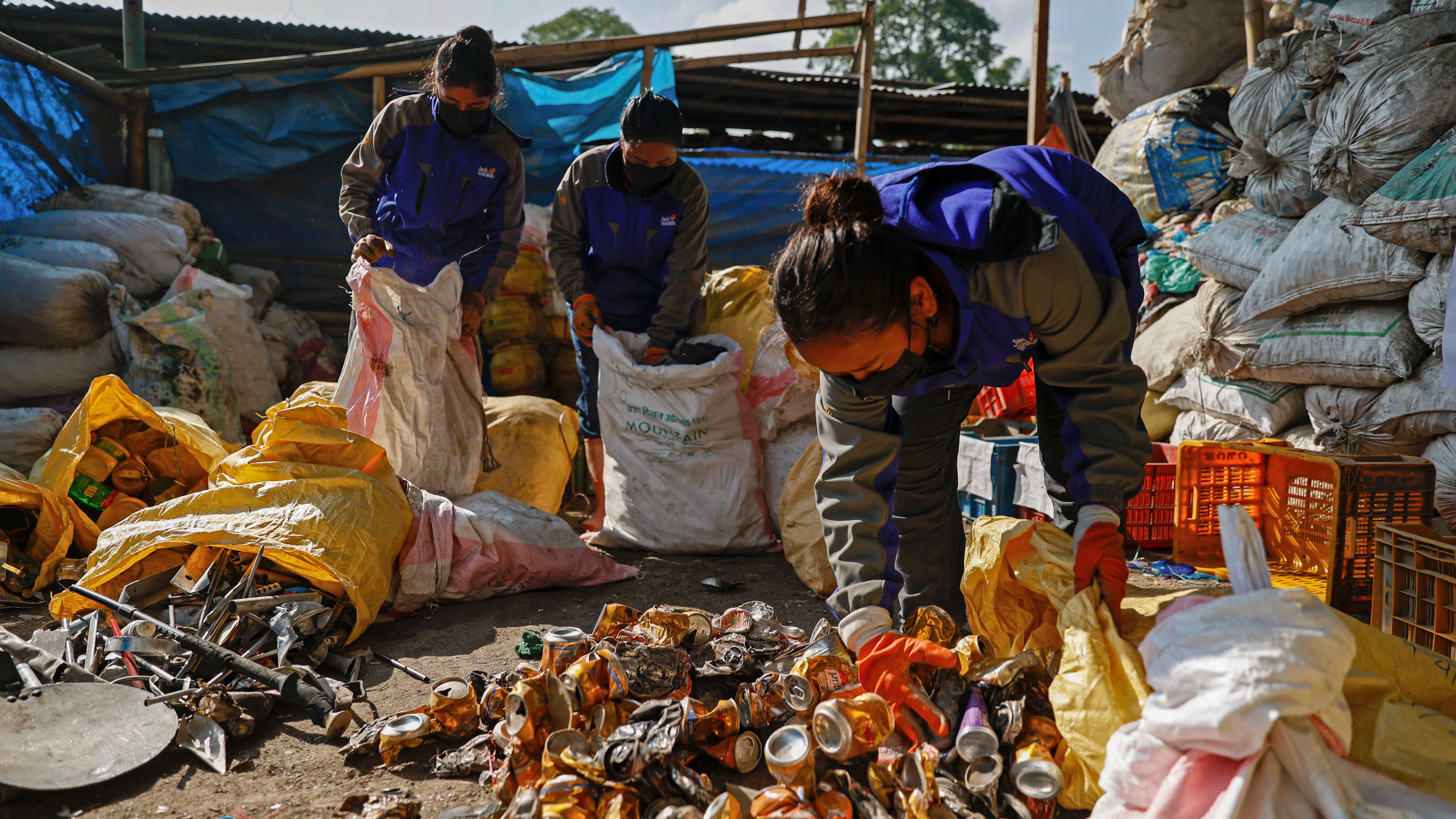 24.06.2024, Nepal, Kathmandu: Arbeiter trennen den M&uuml;ll, der auf dem Weg zum Mount Everest gesammelt wurde, in einer Anlage von Agni Ventures, einer Agentur, die wiederverwertbare Abf&auml;lle verwaltet. Das von der nepalesischen Regierung finanzierte Team aus Soldaten und Sherpas hat w&auml;hrend der diesj&auml;hrigen Bergsaison 11 Tonnen M&uuml;ll, vier Leichen und ein Skelett vom Everest entfernt. (Sanjog Manandhar/AP)