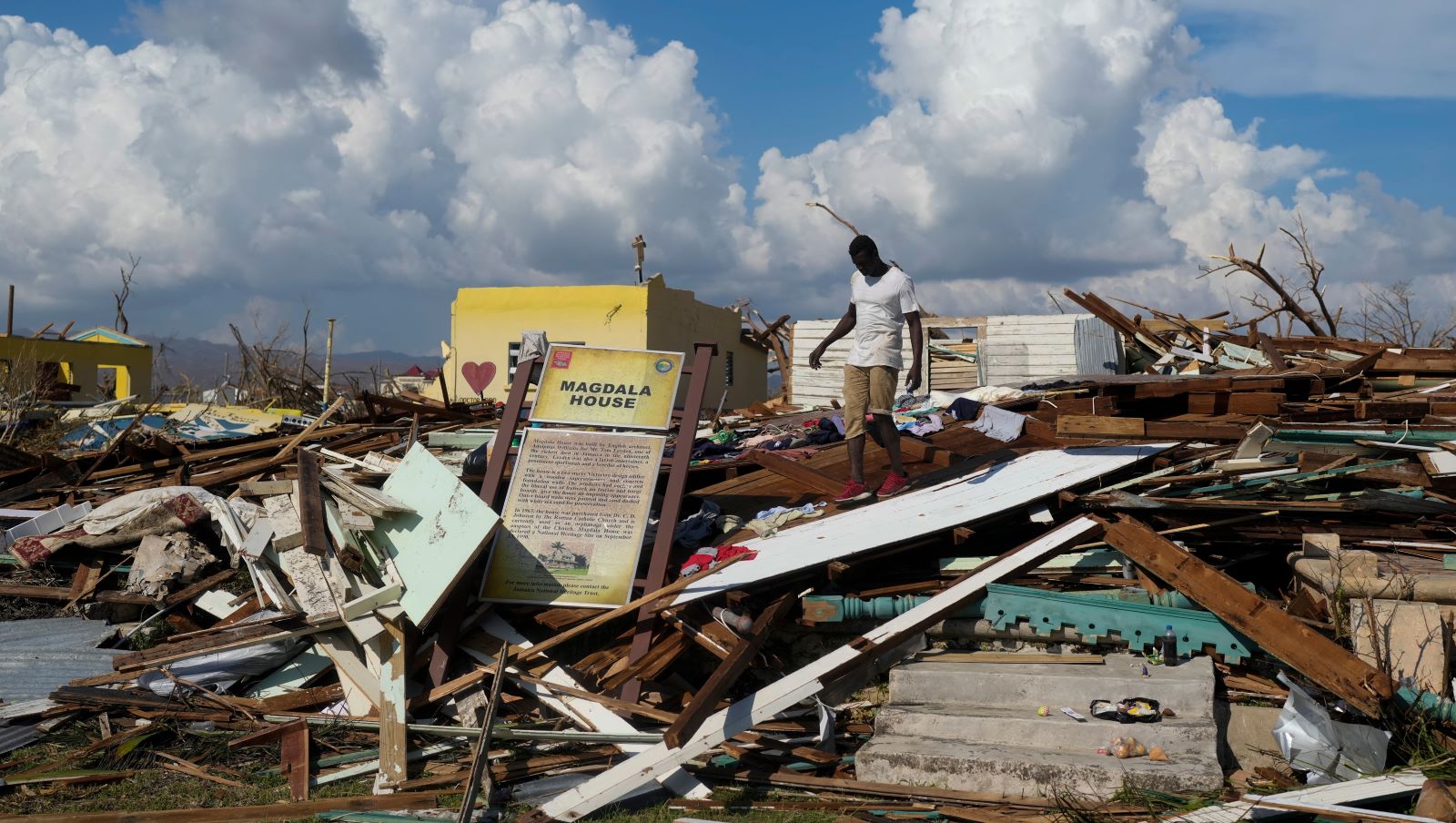 Was nach dem Hurrikan &uuml;brig blieb: Ein Bewohner von Black River, einer kleinen Stadt auf Jamaika, die besonders hart von dem zerst&ouml;rerischen Wirbelsturm getroffen wurde, sucht in den Tr&uuml;mmern seines Hauses nach Dingen, die noch nutzbar sein k&ouml;nnten. Foto: AP Photo/Matias Delacroix