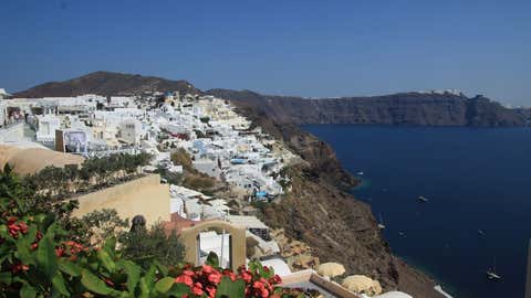 ARCHIV - 17.09.2021, Griechenland, Santorini: Blick auf das Häusermeer der griechischen Ferieninsel Santorini. (zu dpa: «Steht dem Urlaubsparadies Santorini ein großes Beben bevor?») Foto: Cindy Riechau/dpa +++ dpa-Bildfunk +++
