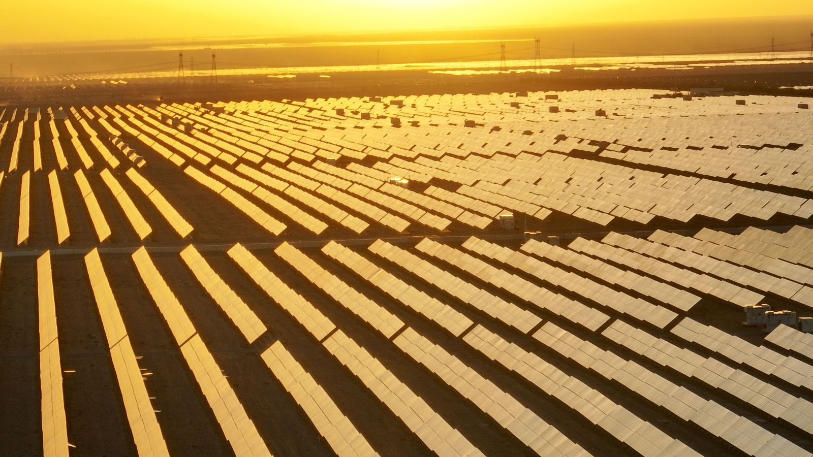 ARCHIV - 08.09.2024, China, Hami: Ein Luftbild einer Drohne zeigt eine Teilansicht des Photovoltaik-Kraftwerks Shichengzi in der Stadt Hami in der nordwestchinesischen autonomen Region Xinjiang Uygur. (zu dpa: &laquo;Boom erneuerbarer Energien zum Durchbruch des Jahres gek&uuml;rt&raquo;) Foto: Hu Huhu/Xinhua/dpa +++ dpa-Bildfunk +++