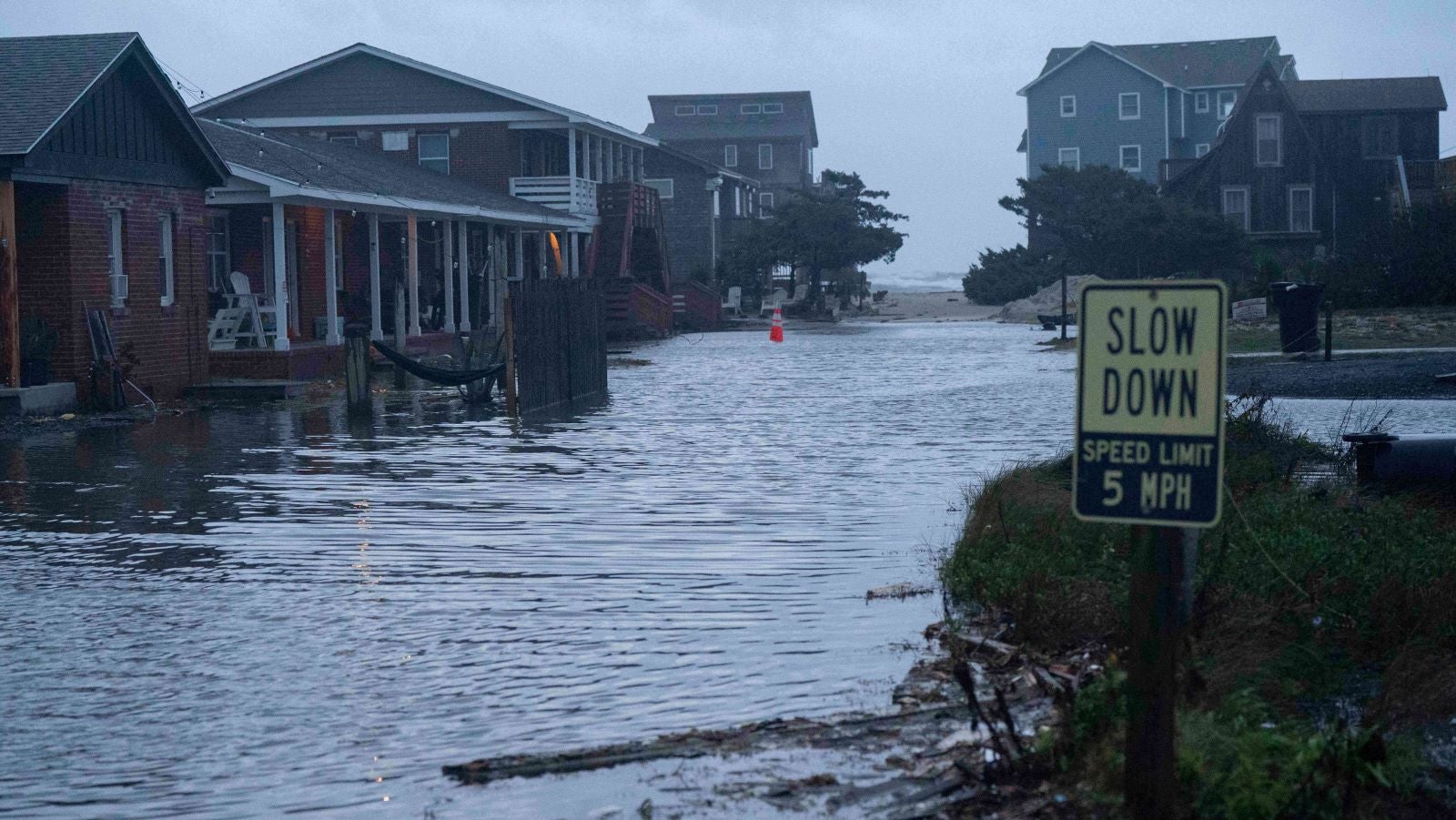 Land unter in Buxton: Die idyllische Gemeinde auf Hatteras Island, US-Bundesstaat North Carolina, wurde einmal mehr von einem verheerenden Sturm getroffen.  Foto: AP