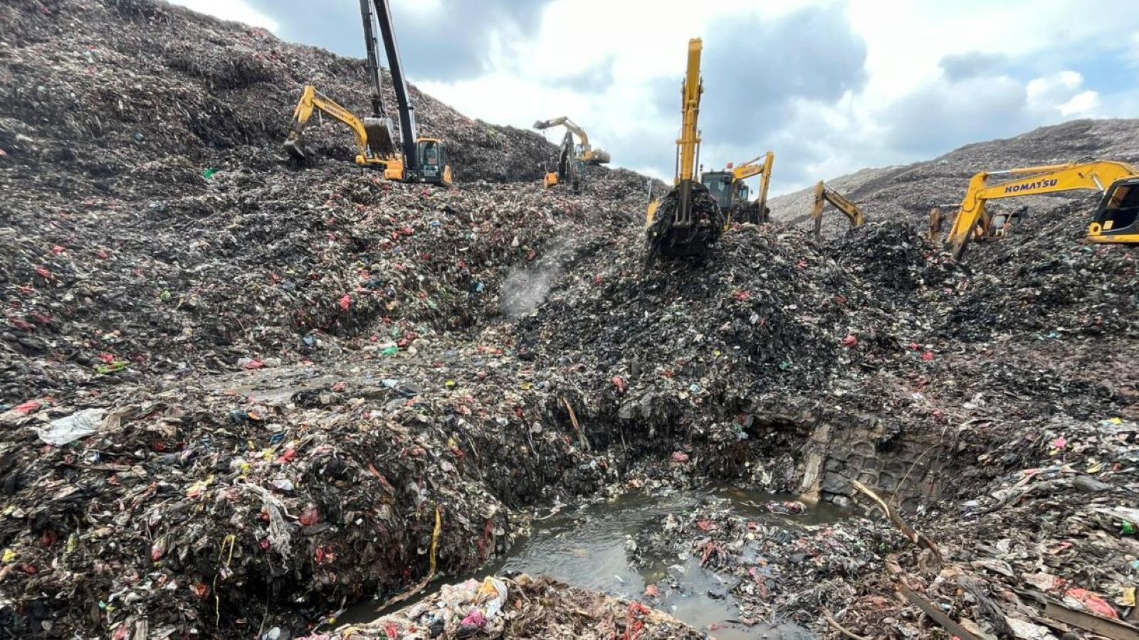 09.03.2026, Indonesien, Bantargebang: Auf diesem von der indonesischen Nationalen Such- und Rettungsbeh&ouml;rde (BASARNAS) ver&ouml;ffentlichten Foto suchen Retter mit schwerem Ger&auml;t nach Opfern einer M&uuml;lllawine, die auf einer M&uuml;lldeponie in Bantargebang, Westjava, mehrere Menschen get&ouml;tet haben soll. Foto: --/BASARNAS via AP/dpa +++ dpa-Bildfunk +++
Copyright