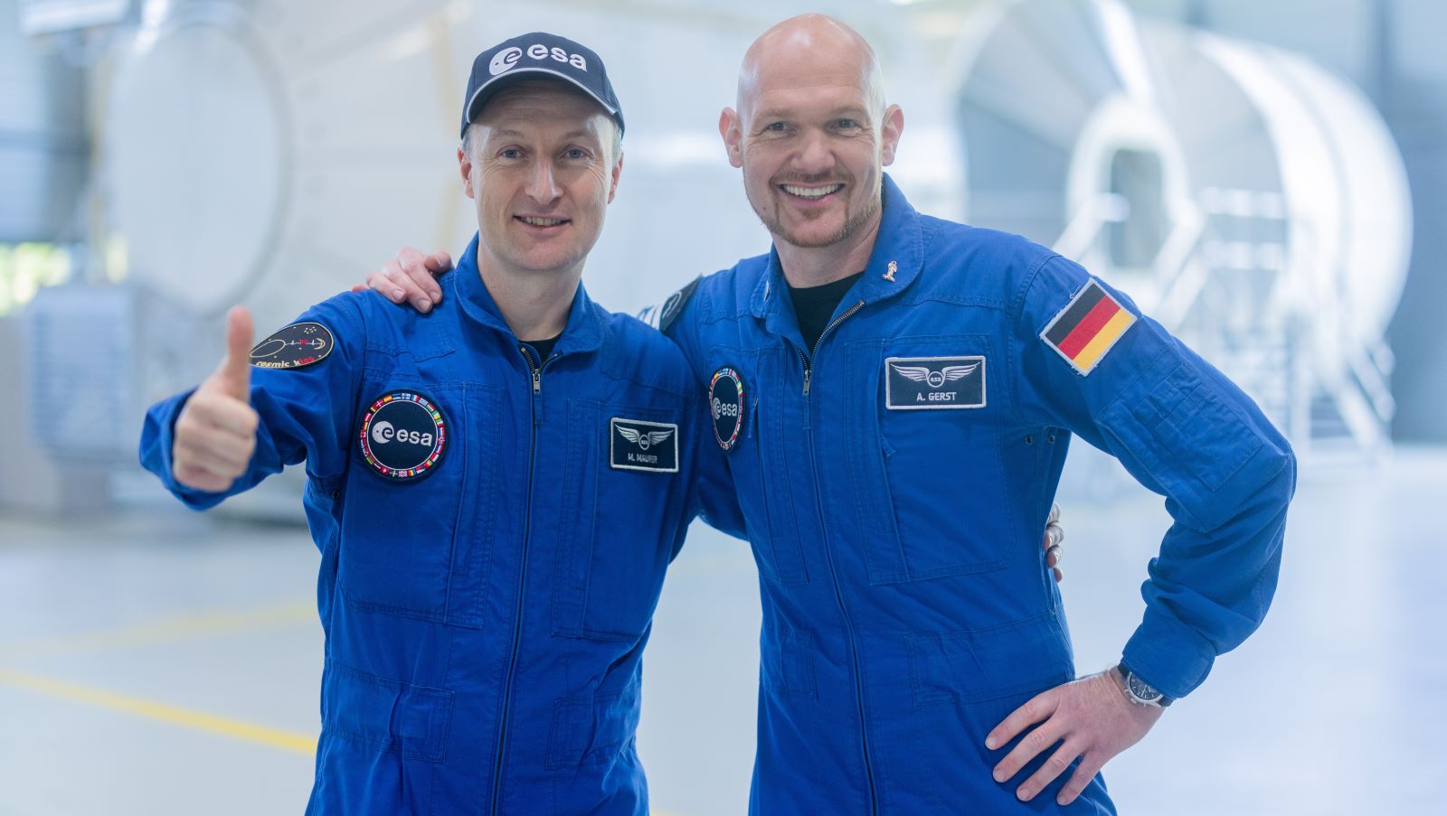 ARCHIV - 03.05.2023, Nordrhein-Westfalen, K&ouml;ln: Alexander Gerst (r) und Matthias Maurer, Astronauten, stehen im Europ&auml;ischen Astronautenzentrum (EAC) der ESA bei der Vorstellung angehender Astronautinnen und Astronauten. (zu dpa: &laquo;Aufbruch zum Mond &ndash; und ein Deutscher an Bord?&raquo;) Foto: Rolf Vennenbernd/dpa +++ dpa-Bildfunk 