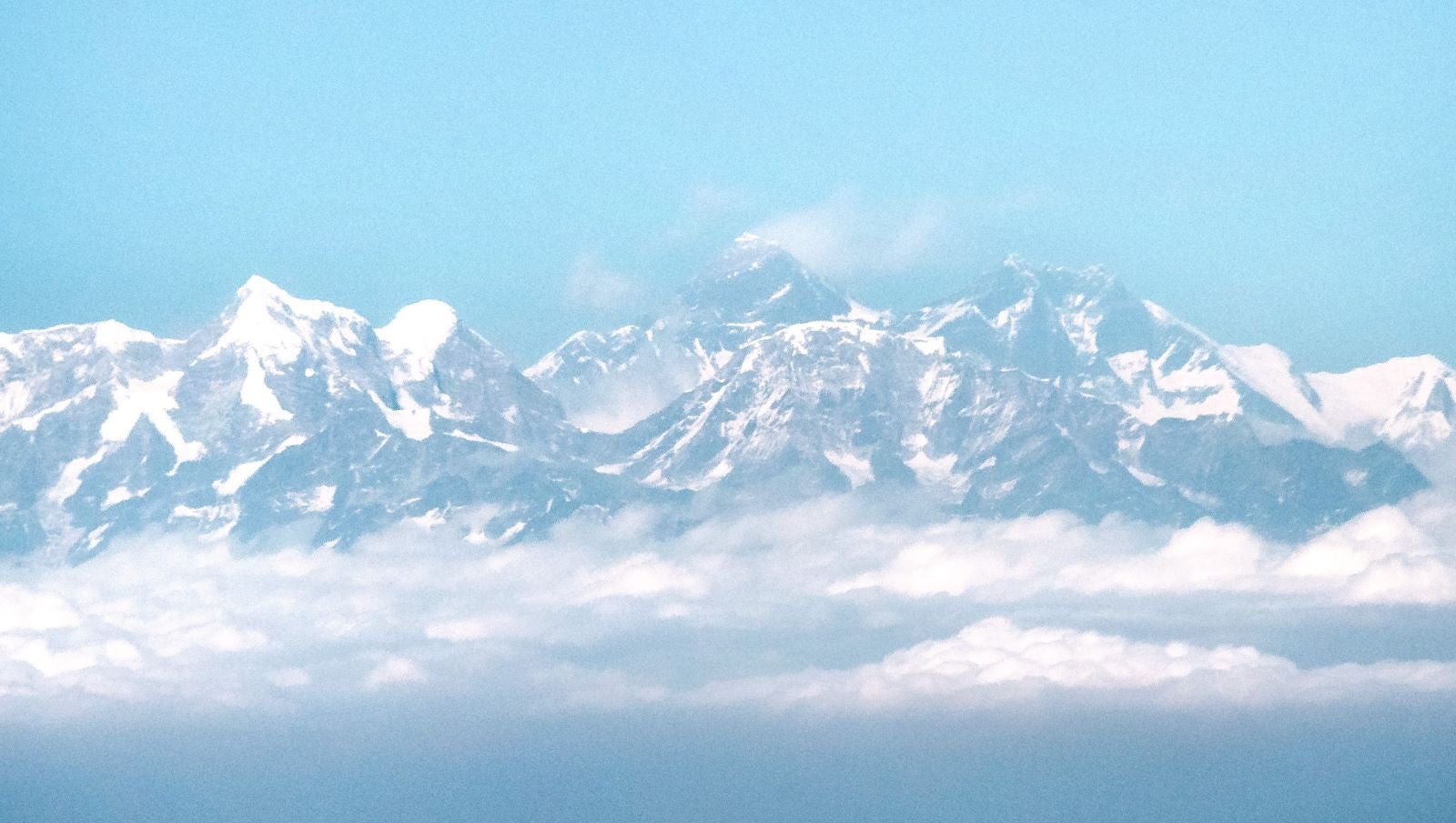ARCHIV - 06.02.2020, Nepal, NA: Blick aus dem Flugzeug auf das Himalaya-Gebirge mit dem Mount Everest. (zu dpa: &laquo;Nepal stellt Plan f&uuml;r M&uuml;llbeseitigung im Himalaya vor&raquo;) Foto: Sina Schuldt/dpa +++ dpa-Bildfunk +++