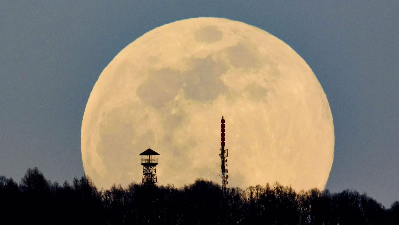 ARCHIV - 20.03.2019, Ungarn, Karancskeszi: Ein Aussichtsturm (l) und ein Sendemast auf der Spitze des Karancs-Berges sind in der N&auml;he des Dorfes Karancskeszi, rund 130 Kilometer nord&ouml;stlich von Budapest, vor dem aufgehenden Mond zu sehen. (zu dpa: &laquo;Aufbruch zum Mond &ndash; und ein Deutscher an Bord?&raquo;) Foto: Peter Komka/MTI via AP/dpa +++ dpa-Bildfunk +++