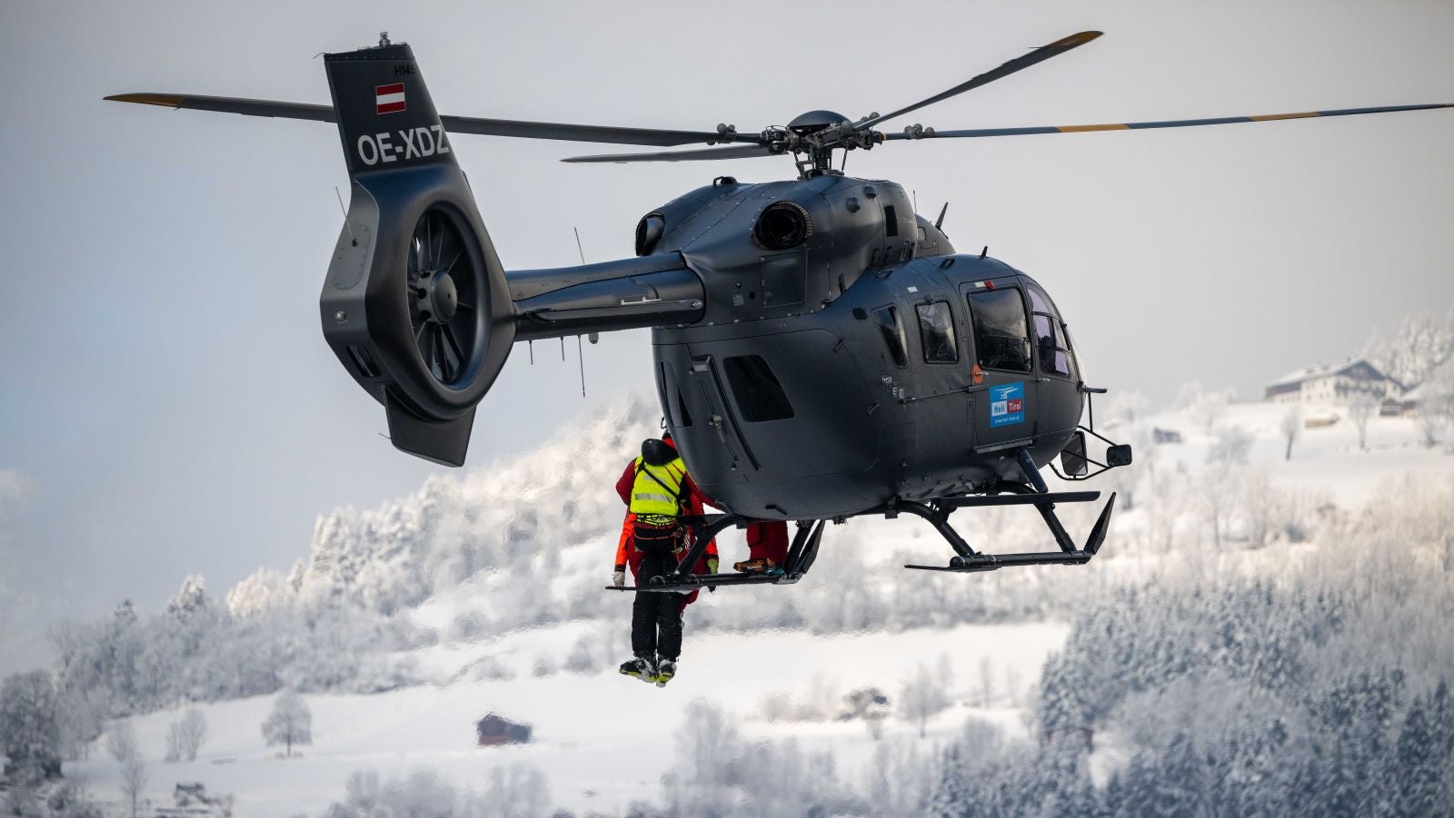 ARCHIV - 09.01.2024, &Ouml;sterreich, Hoch&ouml;tz: Bei der Bergung wird ein Retter zusammen mit einem Verletzten mit einer Seilwinde in einen Hubschrauber gezogen, der &uuml;ber der Absturzstelle einer Gondel der Acherkogelbahn steht. (zu dpa: &laquo;Oberbayer stirbt nach Sturz auf roter Piste in Tirol&raquo;) Foto: Liebl Daniel/Tiroler Tageszeitung/dpa +++ dpa-Bildfunk +++