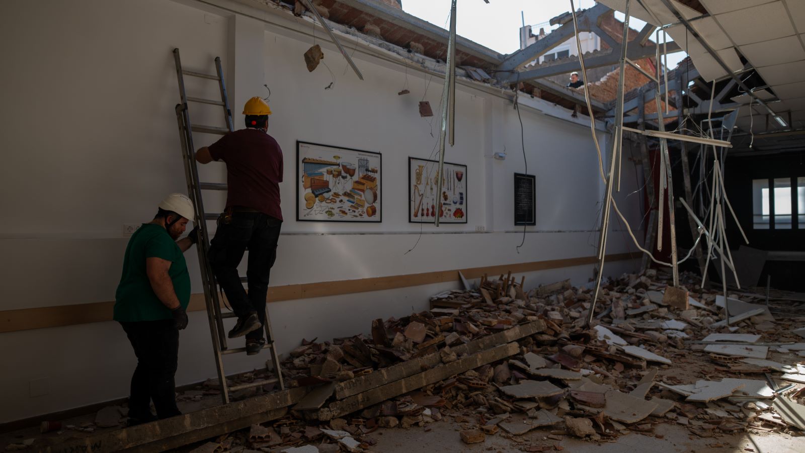12.02.2026, Spanien, Barcelona: Zwei Personen arbeiten daran, ein vom Wind weggewehtes Dach zu reparieren. In der spanischen Region hatten die Beh&ouml;rden Alarmstufe Rot wegen extremen Windes ausgel&ouml;st. Foto: Lorena Sop&ecirc;na/EUROPA PRESS/dpa +++ dpa-Bildfunk +++