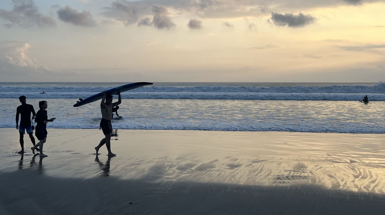ARCHIV - 01.08.2024, Indonesien, Kuta: Ein Surfer l&auml;uft beim Sonnenuntergang mit seinem Surfbrett am Kuta Beach auf Bali. Einem Australier droht auf der indonesischen Insel Bali wegen des Besitzes von 1,5 Kilo Kokain die Todesstrafe. Die Drogen seien im Apartment des 43-J&auml;hrigen im Urlaubsort Canggu in Lutschern versteckt gefunden worden, berichtete die Zeitung &laquo;Sydney Morning Herald&raquo; unter Berufung auf die balinesische Polizei. (zu dpa: &laquo;Streit um Glasaufzug spaltet Bali &ndash; Baustopp auf Nusa Penida&raquo;) Foto: Carola Frentzen/dpa +++ dpa-Bildfunk +++