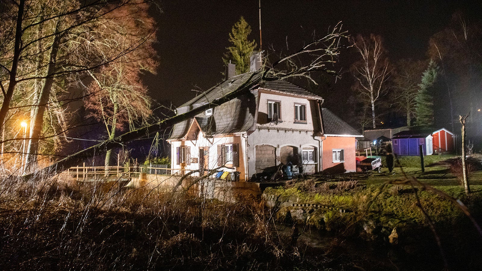 In Schlettau, Sachsen, ist ein Laubbaum auf ein Hausdach gefallen 