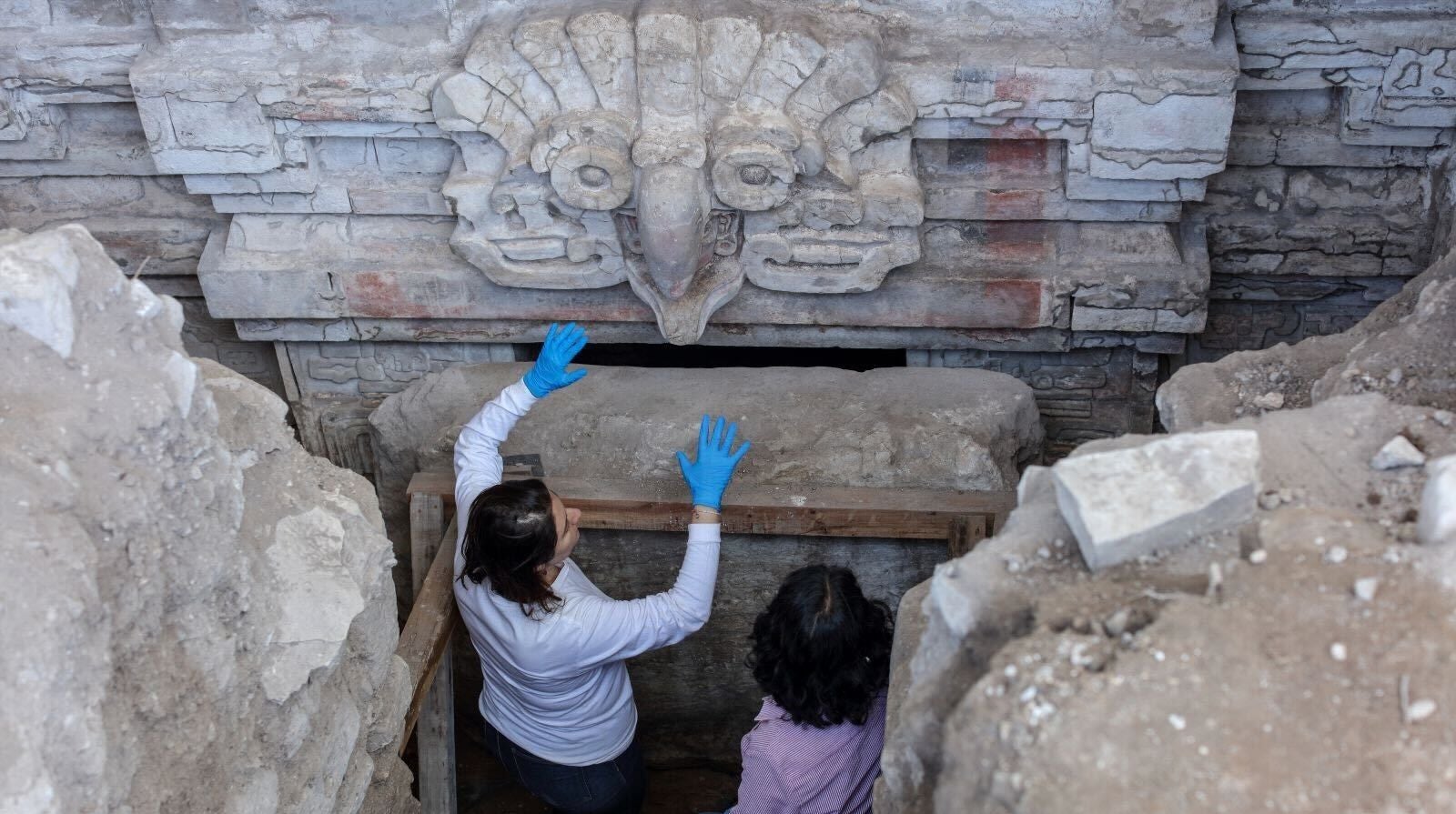 HANDOUT - 23.01.2026, Mexiko, San Pablo Huitzo: Arch&auml;ologen entdecken in Mexiko ein 1.400 Jahre altes Zapoteken- Grab. Das gut erhaltene Grab mit Wandmalereien, Friese und Kalenderinschriften wurde in San Pablo Huitzo im s&uuml;dlichen Bundesstaat Oaxaca gefunden. Foto: Luis Gerardo Pe&ntilde;a Torres/Instituto Nacional de Antropologia e Historia (INAH)/dpa - ACHTUNG: Nur zur redaktionellen Verwendung im Zusammenhang mit der aktuellen Berichterstattung und nur mit vollst&auml;ndiger Nennung des vorstehenden Credits +++ dpa-Bildfunk +++