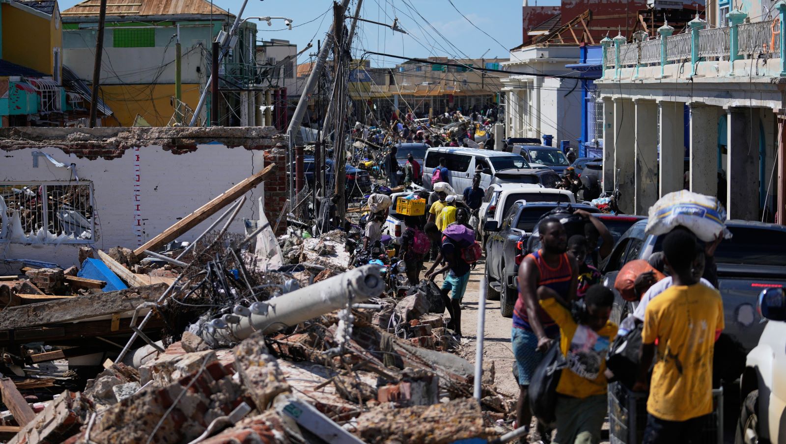 dpatopbilder - 30.10.2025, Jamaika, Black River: Bewohner verstopfen eine Stra&szlig;e in Black River nach dem Durchzug von Hurrikan Melissa. Foto: Matias Delacroix/AP/dpa +++ dpa-Bildfunk +++