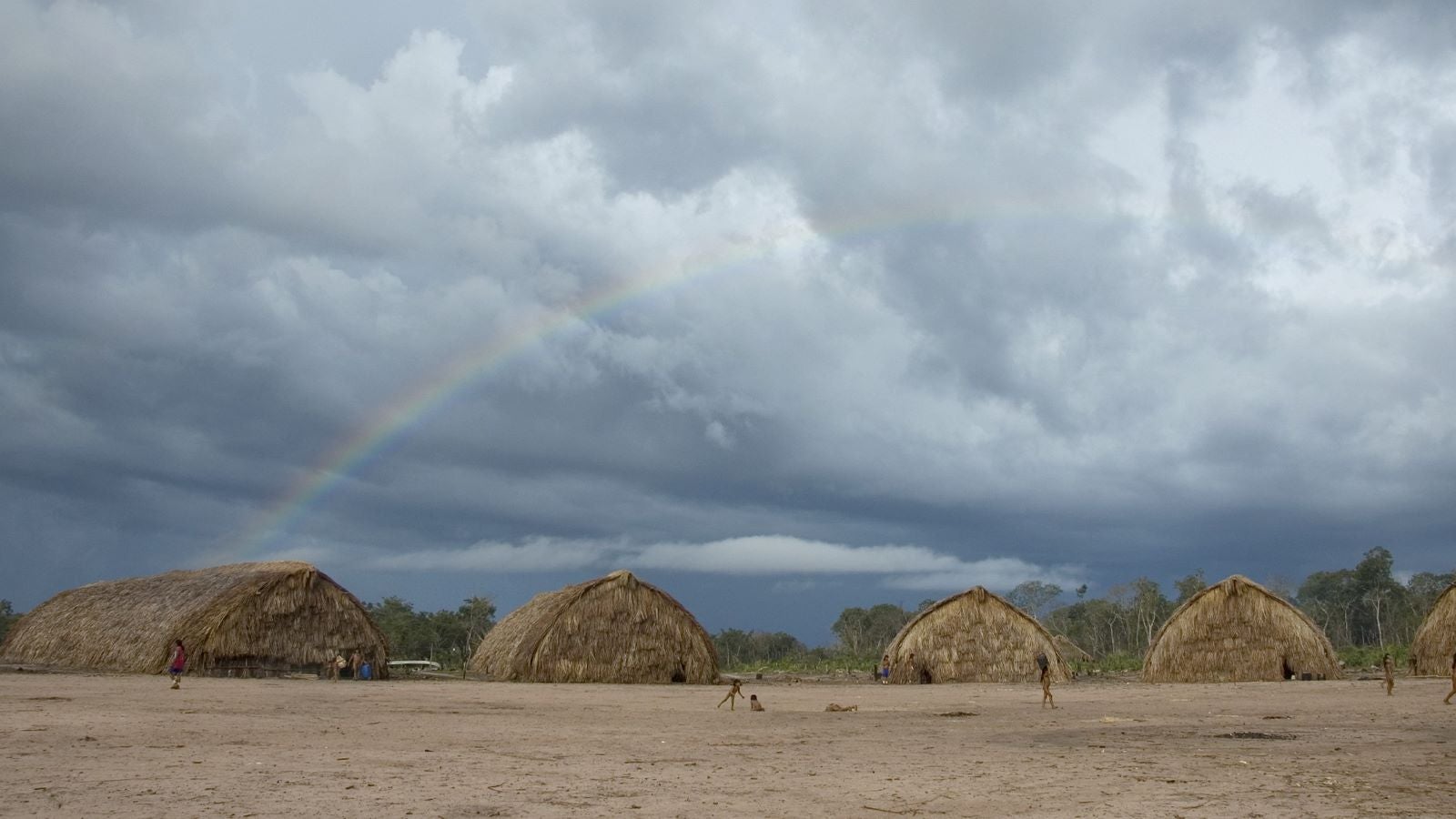 HANDOUT - 27.10.2025, Brasilien, ---: Die H&auml;user der "Enawene Nawe" (undatierte Aufnahme). Laut einem Bericht der Menschenrechtsorganisation Survival International gibt es noch mindestens 196 unkontaktierte indigene V&ouml;lker auf der Welt - viele davon sind demnach &laquo;am Rand des &Uuml;berlebens&raquo;. Vor allem in S&uuml;damerika setzten illegale Holzf&auml;ller, Drogenh&auml;ndler, Missionare und staatlich gef&ouml;rderte Gro&szlig;projekte ihnen massiv zu. (zu dpa "Organisation: Fast 200 unkontaktierte V&ouml;lker auf der Welt") Foto: Fiona Watson/Survival International/dpa - ACHTUNG: Nur zur redaktionellen Verwendung im Zusammenhang mit der aktuellen Berichterstattung und nur mit vollst&auml;ndiger Nennung des vorstehenden Credits +++ dpa-Bildfunk +++