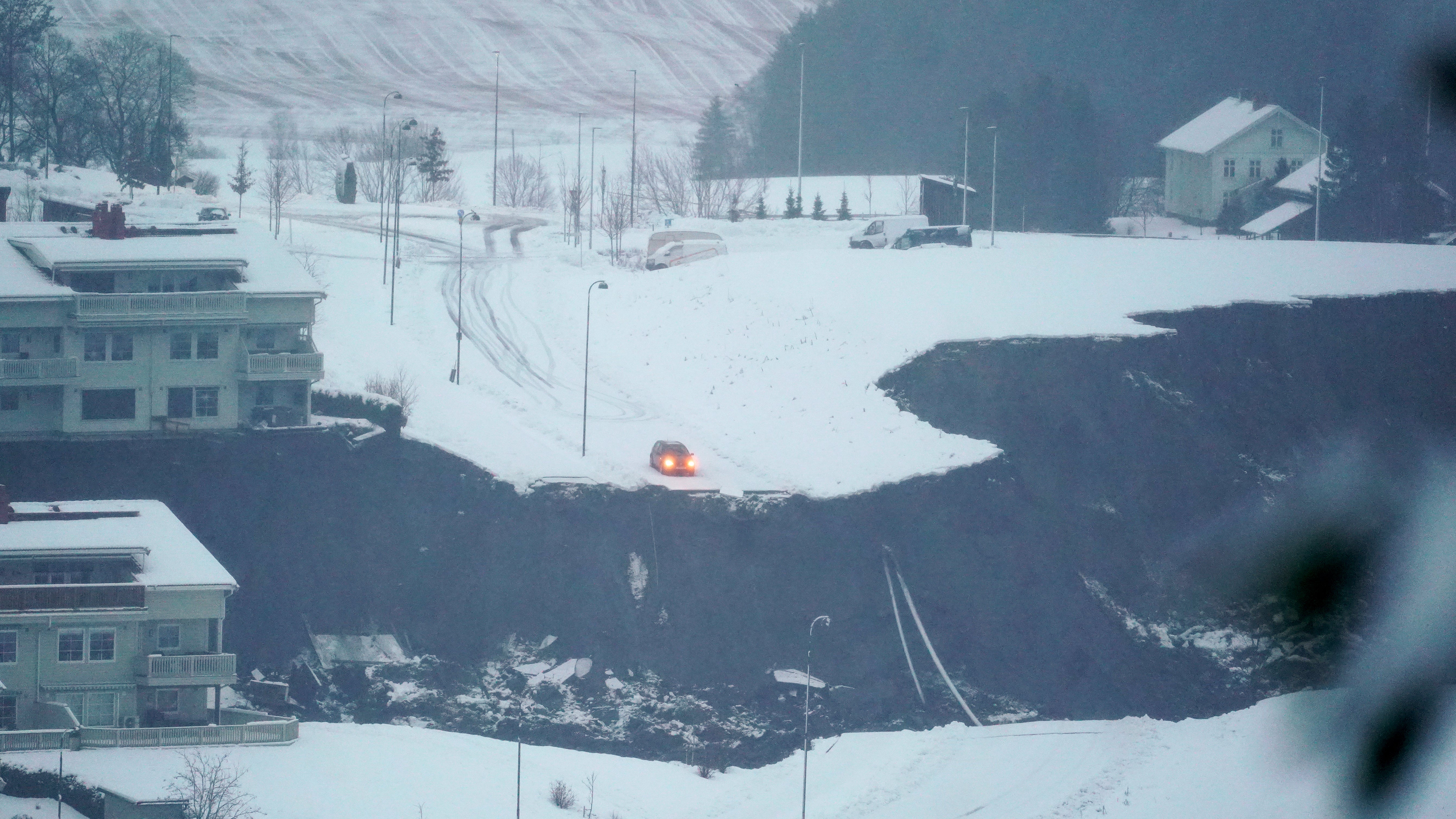 Ask: Ein Erdrutsch in der Stadt hat eine gro&szlig;e Spur hinterlassen. Nach dem Erdrutsch im S&uuml;den Norwegens sind mehr als 150 Menschen in Sicherheit gebracht worden. 