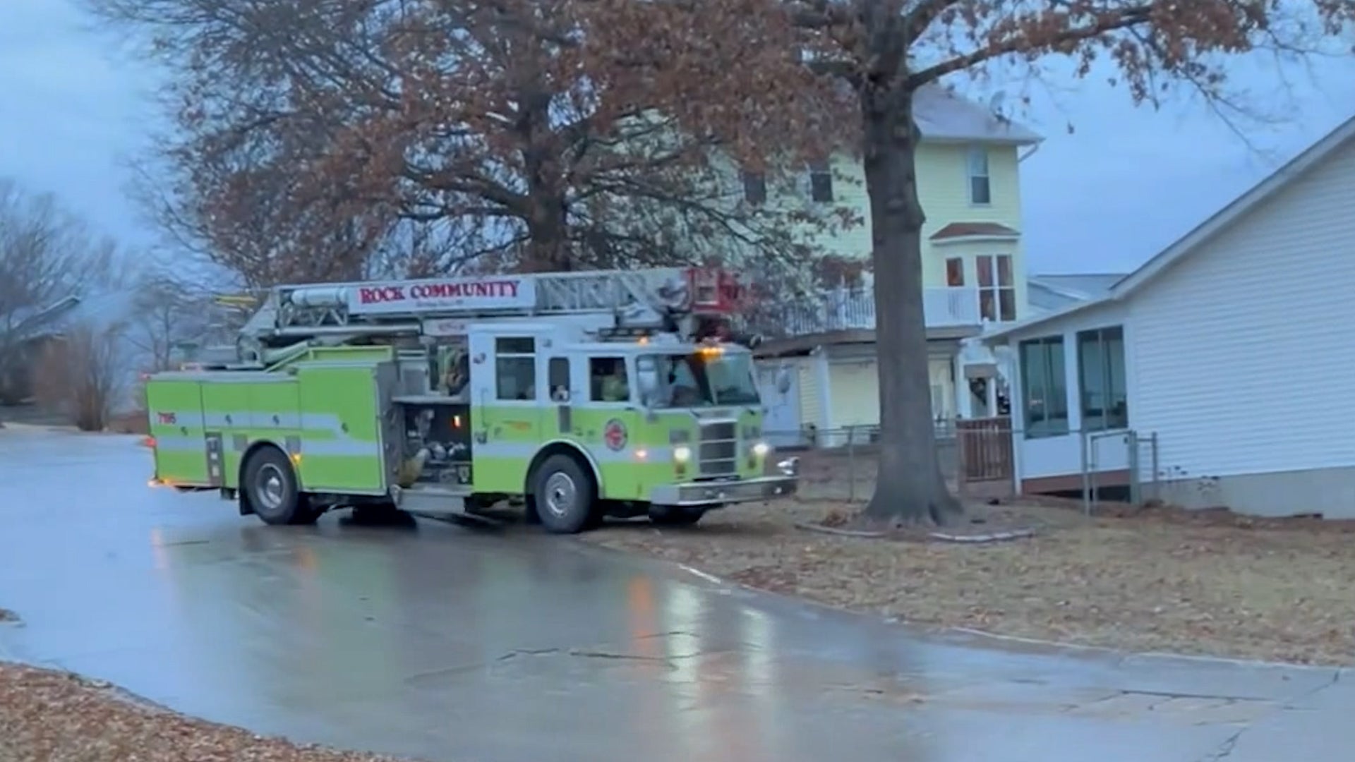 Fire Truck Spins Out Of Control In Missouri Ice – Videos from CBS26