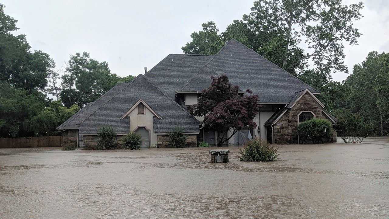 Levee Breach In Dardanelle Arkansas Prompts Evacuation Of 160 Homes 