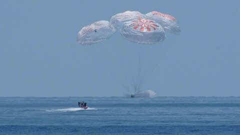 GOLF OF MEXICO - 2 AGUSTUS: Dalam gambar selebaran yang disediakan NASA ini, kapsul Crew Dragon SpaceX mendarat bersama astronot NASA Robert Behnken dan Douglas Hurley di atas kapal di Teluk Meksiko setelah misi Demo 2 Stasiun Luar Angkasa Internasional selesai pada 2 Agustus 2020 di lepas pantai Pensacola, Florida.  Misi Demo 2 adalah peluncuran pertama dengan astronot dari pesawat luar angkasa SpaceX Crew Dragon dan roket Falcon 9 ke Stasiun Luar Angkasa Internasional sebagai bagian dari program kru komersial badan tersebut.  Penerbangan uji berfungsi sebagai demonstrasi ujung ke ujung dari sistem transportasi awak SpaceX.  Behnken dan Hurley lepas landas dari Launch Complex 39A di Kennedy Space Center pada hari Sabtu, 30 Mei pukul 15:22 EDT.  Era baru perjalanan luar angkasa manusia dimulai ketika astronot Amerika meluncurkan roket Amerika dari tanah Amerika ke orbit rendah bumi untuk pertama kalinya sejak program pesawat ulang-alik selesai pada 2011.  (Foto oleh Bill Ingalls / NASA melalui Getty Images)