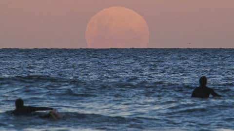 May Moon Magic Spectacular Photos Of Total Lunar Eclipse And Flower Moon From India And Around The World Photos The Weather Channel May Moon Magic Spectacular Photos Of Total Lunar Eclipse And Flower Moon From India And Around The World Photos The Weather Channel