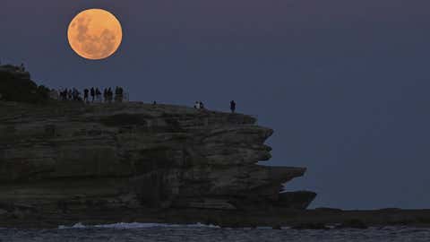 May Moon Magic Spectacular Photos Of Total Lunar Eclipse And Flower Moon From India And Around The World Photos The Weather Channel May Moon Magic Spectacular Photos Of Total Lunar Eclipse And Flower Moon From India And Around The World Photos The Weather Channel