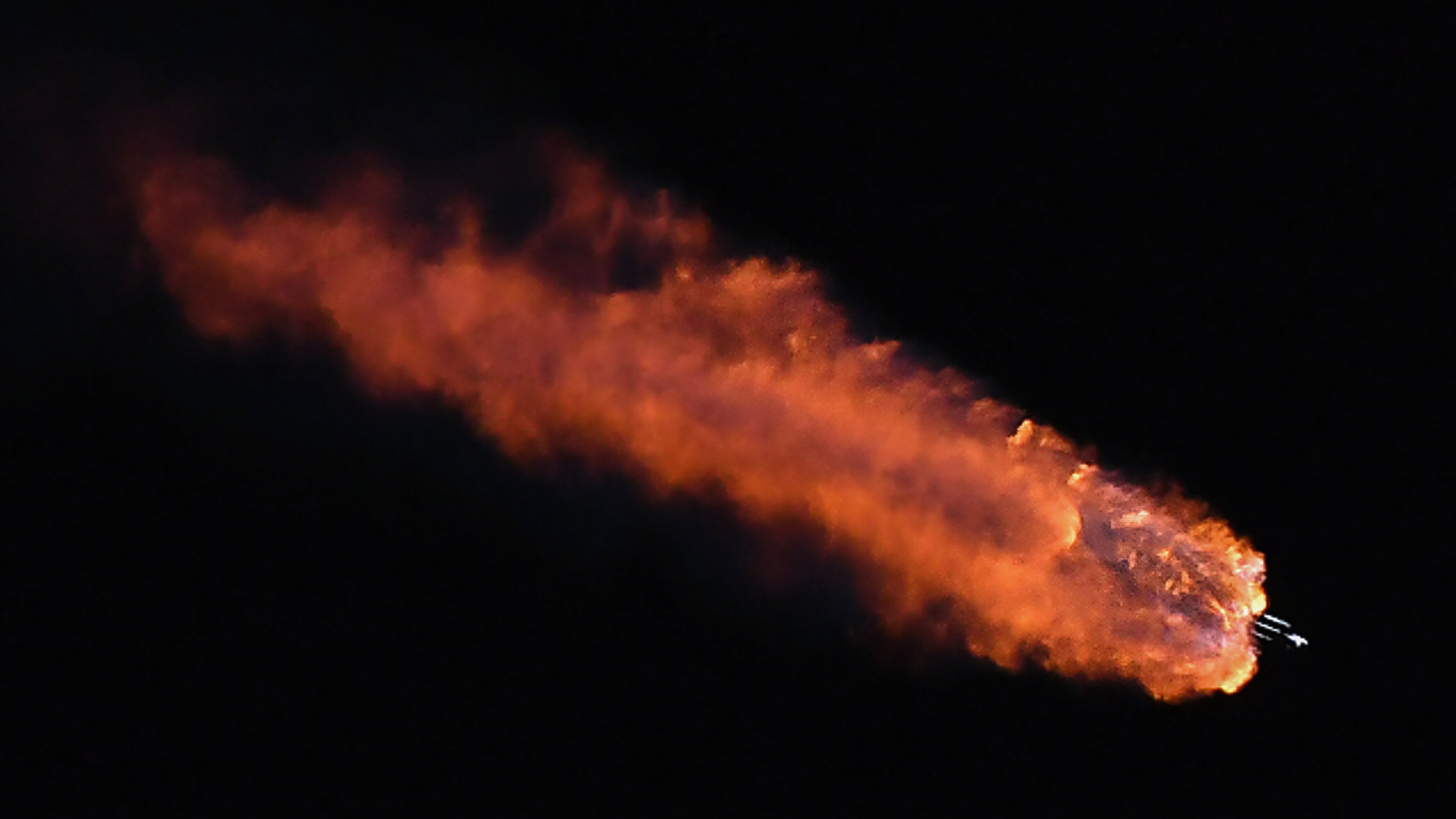 CAPE CANAVERAL, FLORIDA, UNITED STATES - 2023/01/15: A SpaceX Falcon Heavy rocket heads for orbit after launching from pad 39A at the Kennedy Space Center as seen from Cape Canaveral Space Force Station in Cape Canaveral. The USSF 67 mission is carrying military payloads for the U.S. Space Force. (Photo by Paul Hennessy/SOPA Images/LightRocket via Getty Images)