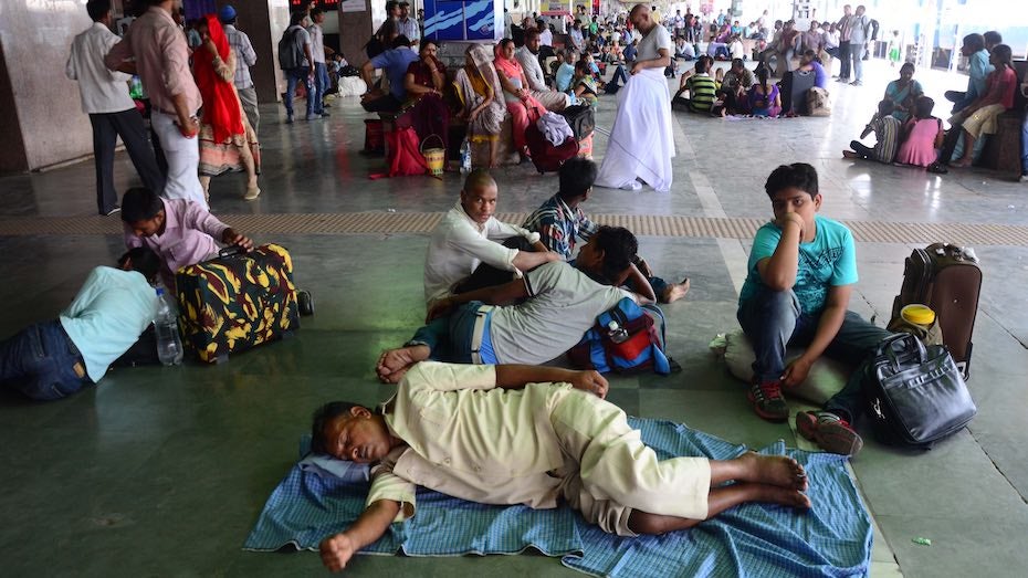 Passengers at train platform during intense heat at Allahabad, India, 6/8/15