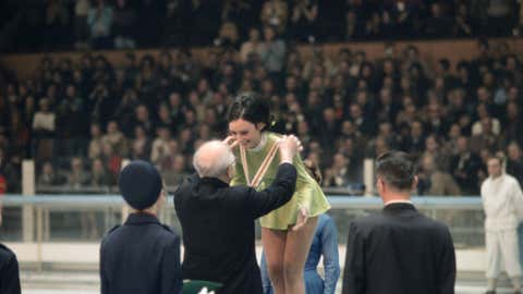 En los Juegos Olímpicos de Invierno de 1968 en Grenoble, Francia, Peggy Fleming recibe su medalla de oro olímpica en patinaje artístico femenino de manos de Avery Brundage, presidente del Comité Olímpico Internacional.