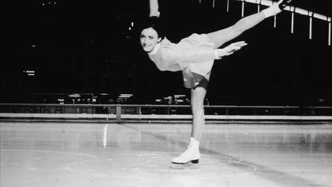 La patinadora artística estadounidense Peggy Fleming ejecuta una espiral en la pista de hielo en los Juegos Olímpicos de Invierno de 1968, donde ganó la medalla de oro en el evento de patinaje artístico femenino el 11 de febrero, Grenoble, Francia, febrero de 1968. (Foto de Hulton Archive/Getty Images)