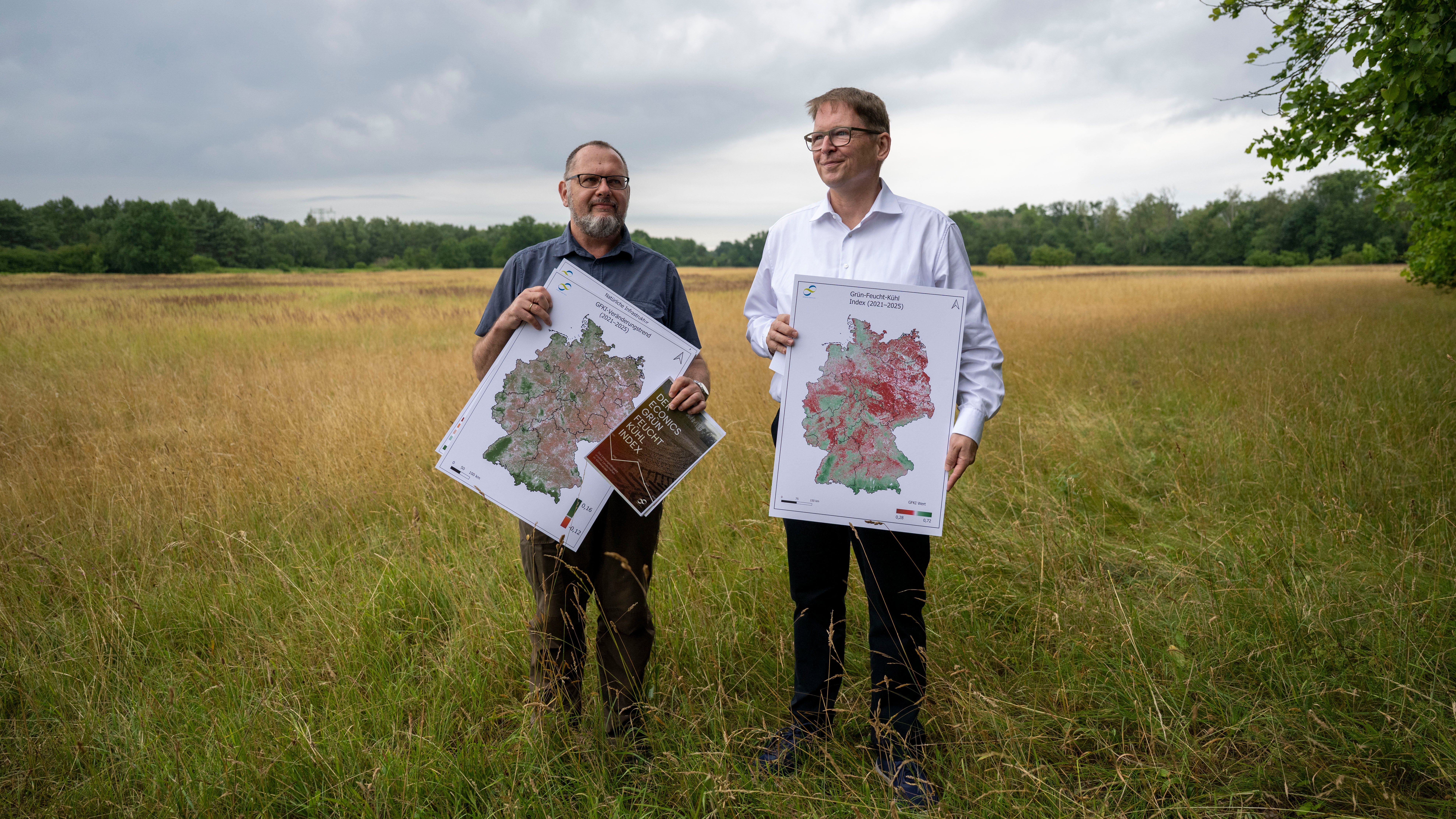 14.07.2026, Berlin: Pierre Ibisch (l), Studienleiter und Vorstand des "Econics Institute" und J&ouml;rg-Andreas Kr&uuml;ger, Pr&auml;sident vom Naturschutzbund Deutschland (NABU) pr&auml;sentieren den Gr&uuml;n-Feucht-K&uuml;hl-Index 2026 (GFKI) bei einer Pressekonferenz im Gebiet "Eiskeller" im Norden Berlins. Der Gr&uuml;n-Feucht-K&uuml;hl-Index zeigt auf Basis satellitengest&uuml;tzter Daten, wie eng Vegetationsgr&uuml;n, Bodenfeuchte und K&uuml;hlung miteinander verbunden sind. (Christophe Gateau/dpa)