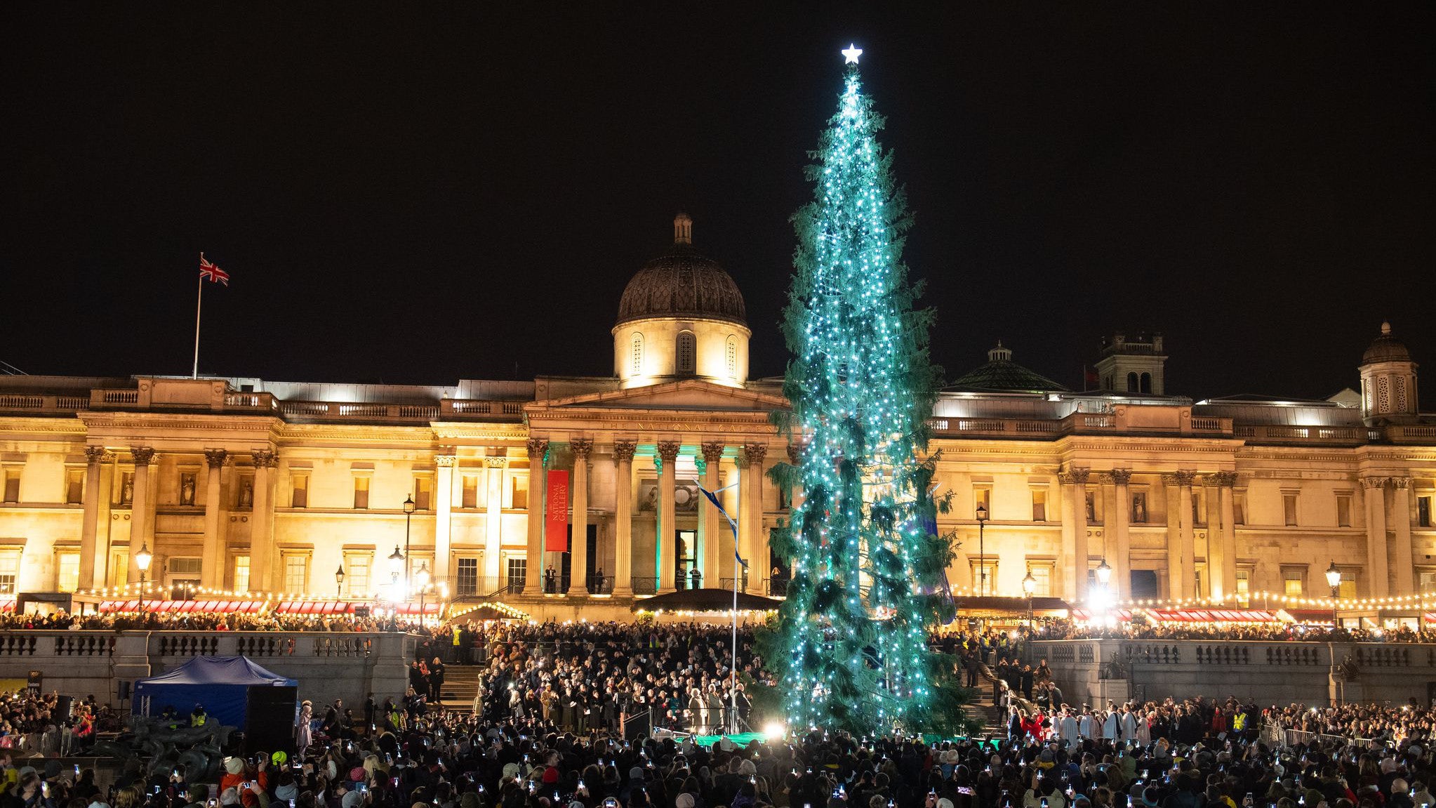 Der traditionell von Norwegen geschenkte Baum 2019 auf dem Trafalgar Square: &Uuml;ber 20 Meter hoch, schlicht dekoriert und ein Symbol der britisch-norwegischen Freundschaft seit 1947. (Archivbild) (Dominic Lipinski/PA Wire/dpa)

