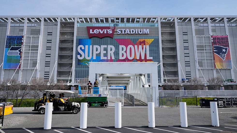 Los trabajadores preparan el Levi's Stadium para el Super Bowl entre los Seattle Seahawks y los New England Patriots en Santa Clara, California. (Foto AP/Godofredo A. Vásquez)