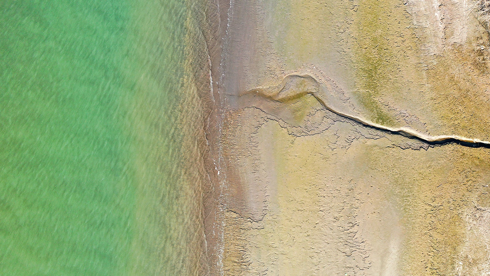 22.08.2022, China, Yangzhou: Das Luftbild zeigt das Wattgebiet im Yangzhou-Abschnitt des Yangtze-Flusses in der ostchinesischen Provinz Jiangsu. Der Wasserstand im Yangzhou-Abschnitt des Yangtse-Flusses ist in den letzten Tagen aufgrund geringerer Niederschl&auml;ge und anhaltend hoher Temperaturen gesunken. Foto: Qi Liguang/XinHua/dpa +++ dpa-Bildfunk +++