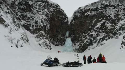 Más de 40 personas participaron en una operación de rescate el jueves 7 de enero de 2021 en la base de la cascada Vilyuchinsky de 40 metros de altura en la península de Kamchatka, en el extremo este de Rusia. (Ministerio de Situaciones de Emergencia de Rusia)