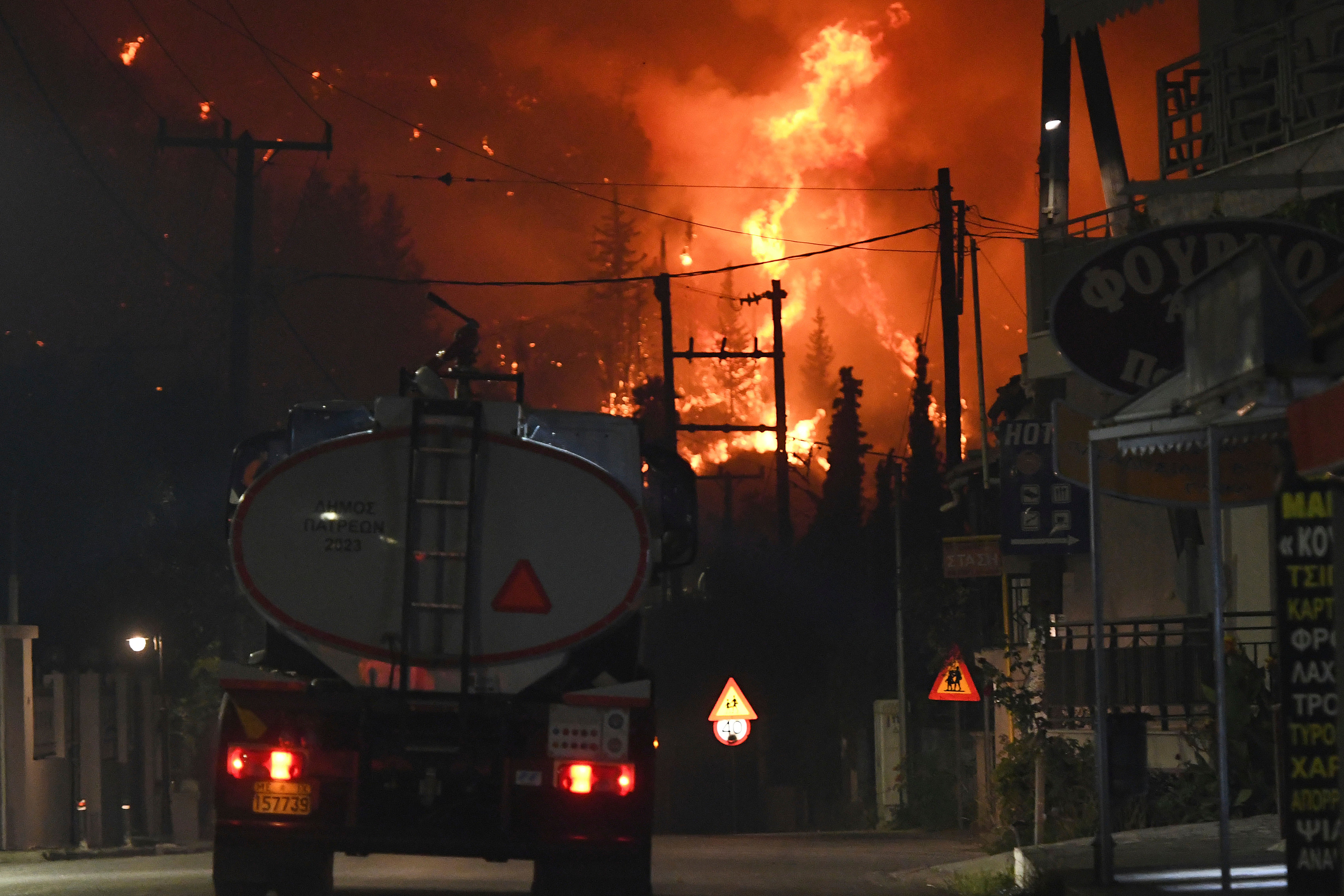 dpatopbilder - 12.08.2025, Griechenland, Kaminia: Bei einem Waldbrand im Dorf Kaminia in der N&auml;he von Patras schlagen Flammen aus einem Wald. Foto: Giannis Androutsopoulos/AP/dpa +++ dpa-Bildfunk +++