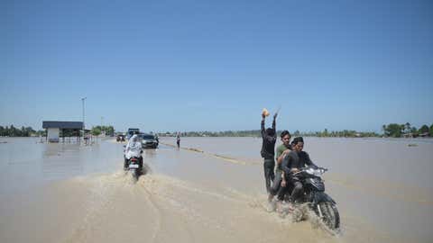 Weather Of The World: November 24 - 30 4 Motorists ride on a flooded road in Pidgi Jaya, Aceh province, Indonesia, Saturday, Nov. 29, 2025. (AP Photo/Reza Saifullah)
