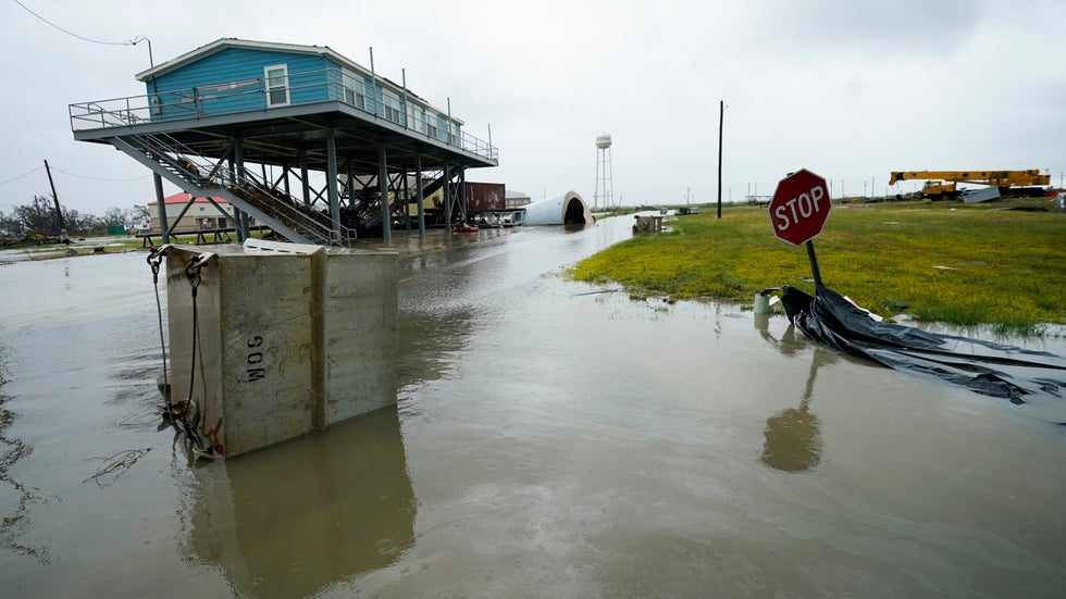 Power Outage Repairs In Louisiana After Hurricane Laura Cost Up To 1 4 Billion The Weather Channel Articles From The Weather Channel Weather Com