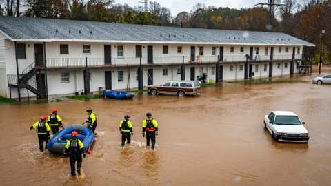 Los bomberos del Departamento de Bomberos de Winston-Salem llegan a Creekwood Apartments para ayudar en las evacuaciones debido a las inundaciones el jueves 12 de noviembre de 2020 en Winston-Salem, NC (Andrew Dye / The Winston-Salem Journal vía AP)