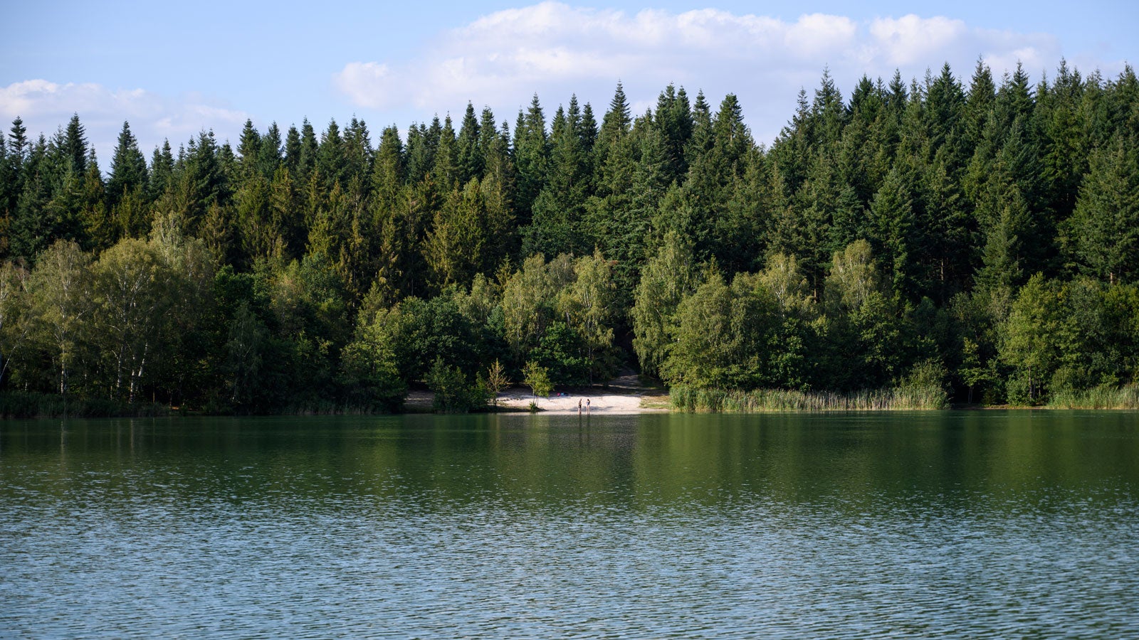 21.08.2019, Niedersachsen, Duingen: Der Bruchsee bei Duingen ist w&auml;hrend des Braunkohletagebaus entstanden und ist heute einer der beliebtesten Badeseen der Region. Am Wochenende werden in Niedersachsen Temperaturen von bis zu 30 Grad erwartet. Foto: Ole Spata/dpa 