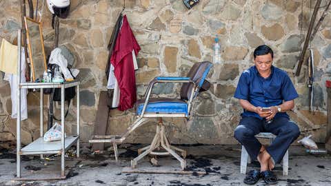 When photographer Robert Goetzfried traveled to Phnom Penh he noticed something he's never seen in his home country of Germany: street barbers. (Robert Goetzfried)