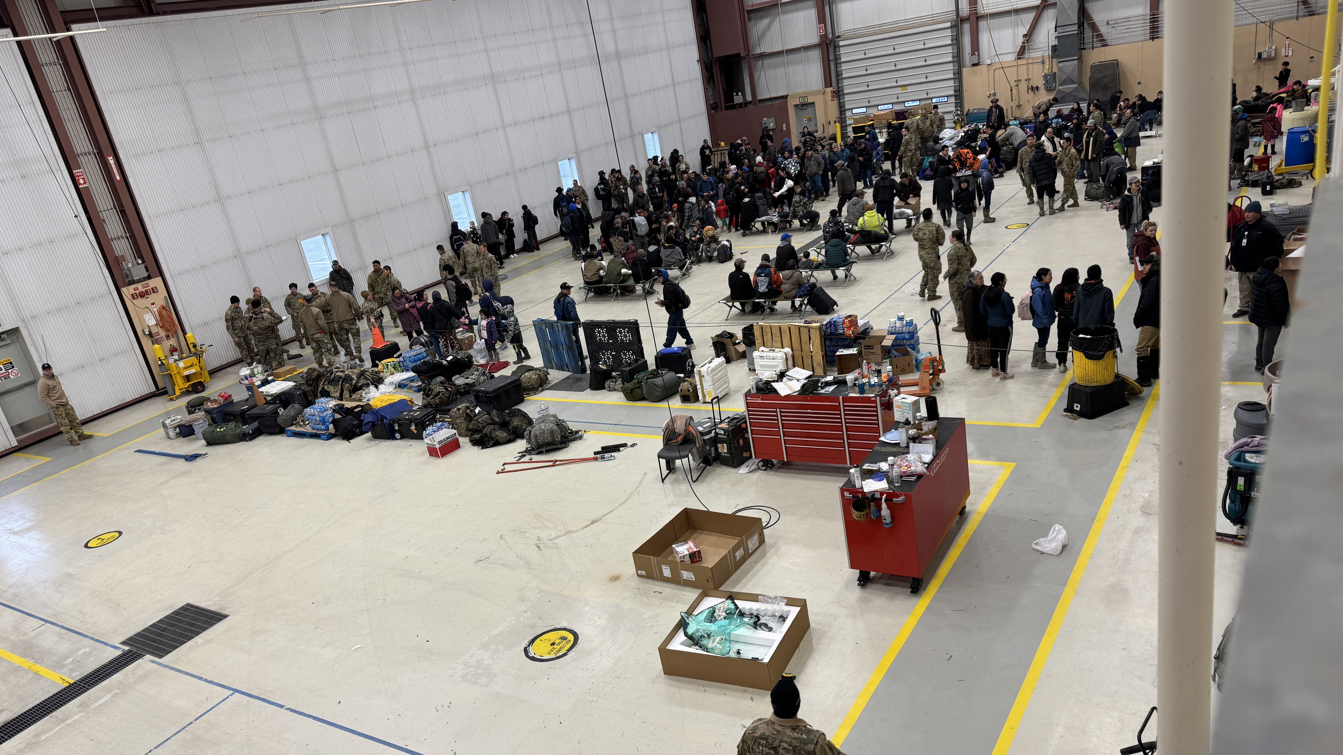 L'equipaggio del C-17 Globemaster III dell'Alaska Air National Guard, assegnato al 176th Wing, collabora con l'equipaggio dell'UH-60L dell'Alaska Army National Guard, con il 207th Aviation Troop Command, per evacuare circa 300 sfollati dell'Alaska occidentale da Bethel, in Alaska, a seguito del tifone Halong, il 15 ottobre 2025. Il Centro operativo di emergenza statale e l'Alaska Organized Militia continuano a coordinare le operazioni di risposta in seguito alla violenta tempesta che ha colpito la costa occidentale dell'Alaska. (Foto per gentile concessione)