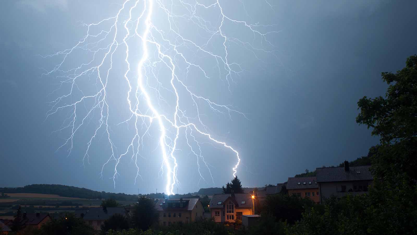Ein Blitz ist am 07.07.2017 am Himmel &uuml;ber Bad Mergentheim (Baden-W&uuml;rttemberg) zu sehen. Als Folge des schw&uuml;lhei&szlig;en Wetters sind in der Nacht auf Freitag heftige Gewitter &uuml;ber Teile Baden-W&uuml;rttembergs gezogen. Vor allem der Norden des Landes war betroffen. Foto: J&uuml;rgen Veits/dpa +++(c) dpa - Bildfunk+++ 