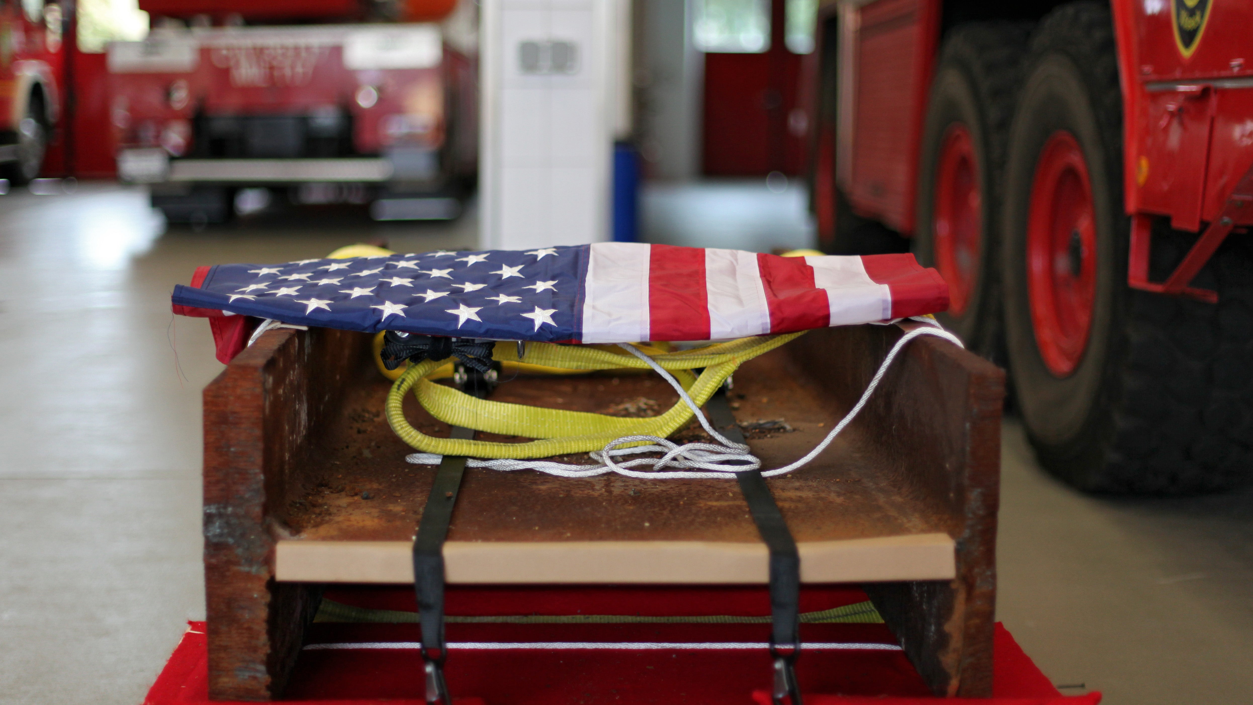 07.09.2011, Bayern, Vilseck: Eine US-Fahne liegt auf einem original Stahltr&auml;ger-Element des World Trade Center (WTC), das bei den Terroranschl&auml;gen vom 11. September 2001 zerst&ouml;rt wurde, liegt am Donnerstag (08.09.2011) auf dem US-Truppen&uuml;bungsplatz Grafenw&ouml;hr in Vilseck (Oberpfalz). Der Stahltr&auml;ger wird Teil des "9-11 WTC Memorial" in der Gemeinde Oberviechtach. Nach Angaben der Initiatoren erh&auml;lt die Kleinstadt im Landkreis Schwandorf als einziger Ort in Deutschland ein St&uuml;ck der zerst&ouml;rten Zwillingst&uuml;rme. (Daniel Karmann/dpa)
