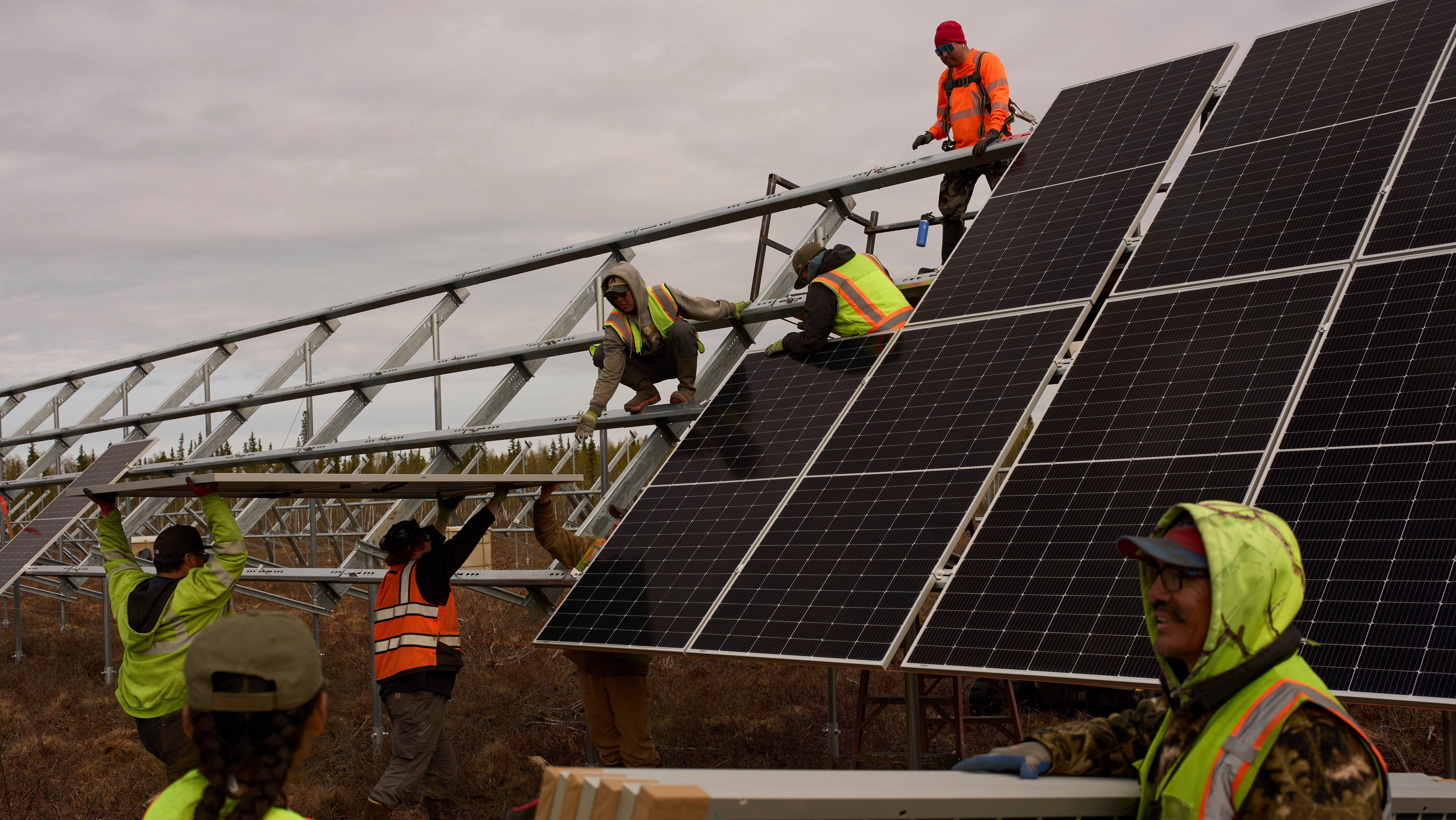 Alaska, 21. Mai 2025: Arbeiter installieren Solarpanels in Galena (AP Photo/John Locher)