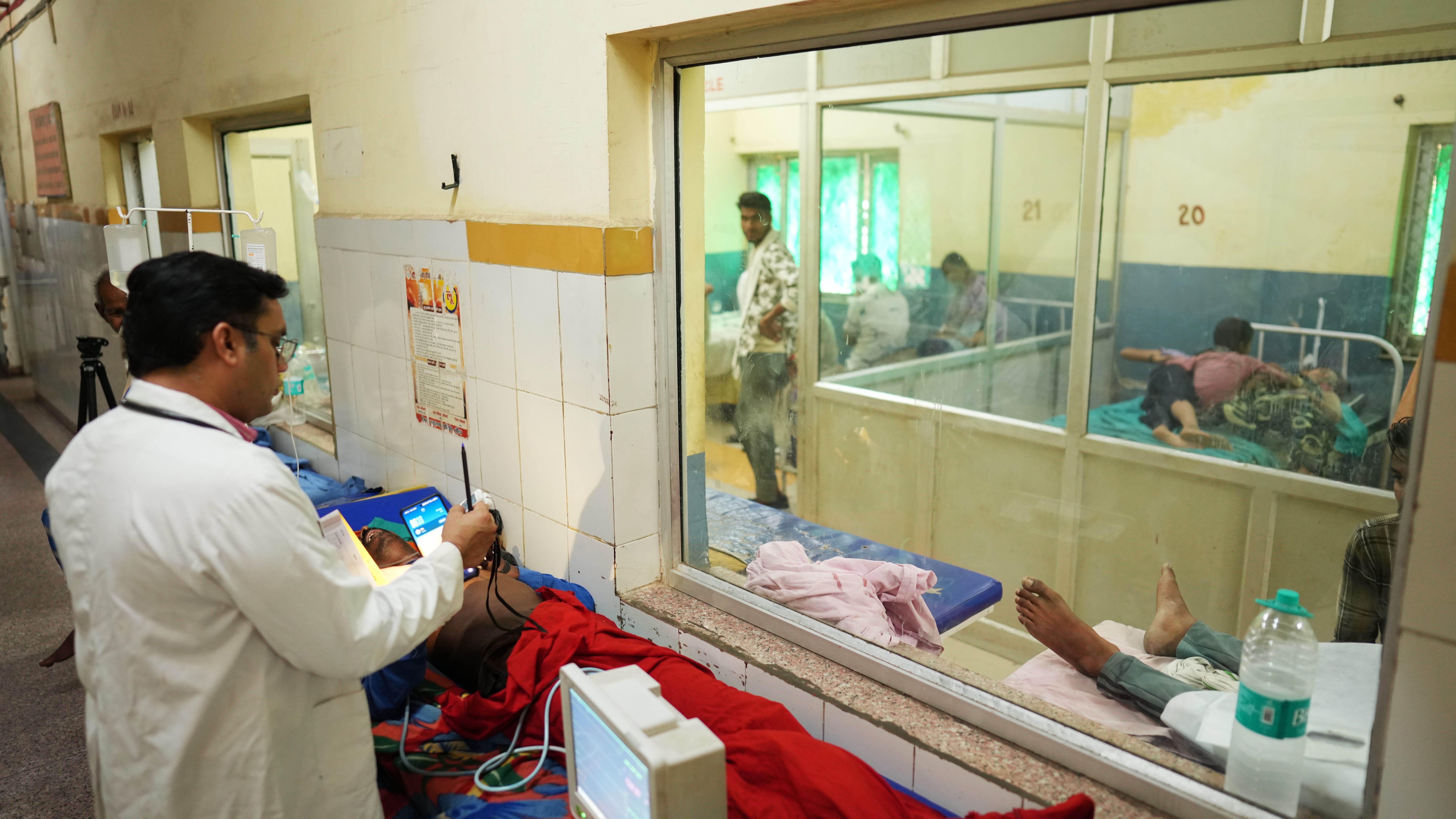  Dr. Abhishek Pranayami untersucht am Krankenhaus in Banda einen Patienten, der infolge der gro&szlig;en  Hitze eingeliefert wurde (AP Photo/Rajesh Kumar Singh)