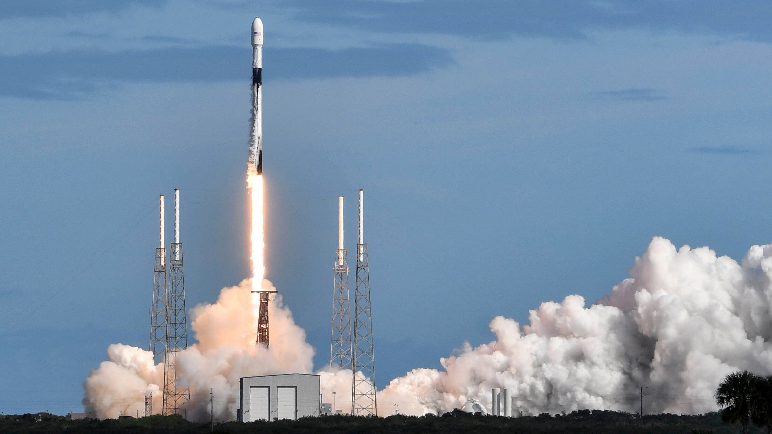 Eine "Falcon 9"-Rakete der privaten US-Raumfahrtfirma SpaceX startet von der Cape Canaveral Air Force Station. F&uuml;r ihr geplantes weltumspannendes Internet-Netz hat die private US-Raumfahrtfirma SpaceX weitere 60 Satelliten ins All gebracht.