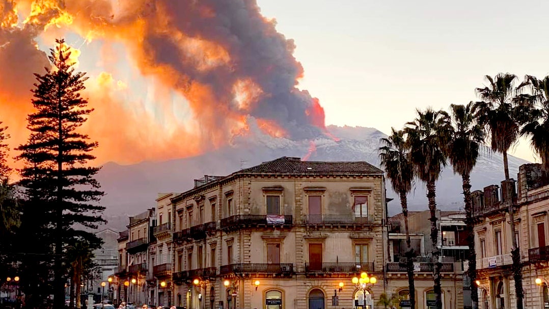 17.02.2021, Italien, Catania: Der Vulkan &Auml;tna in der N&auml;he von Catania spuckt Lava. Der Vulkan &Auml;tna hat die Sizilianer in diesem Jahr in Atem gehalten.  Welche Auswirkungen die j&uuml;ngsten Ausbr&uuml;che haben, wollen Kieler Forscher untersuchen.  Foto: Davide Anastasi/LaPresse via ZUMA Press/dpa